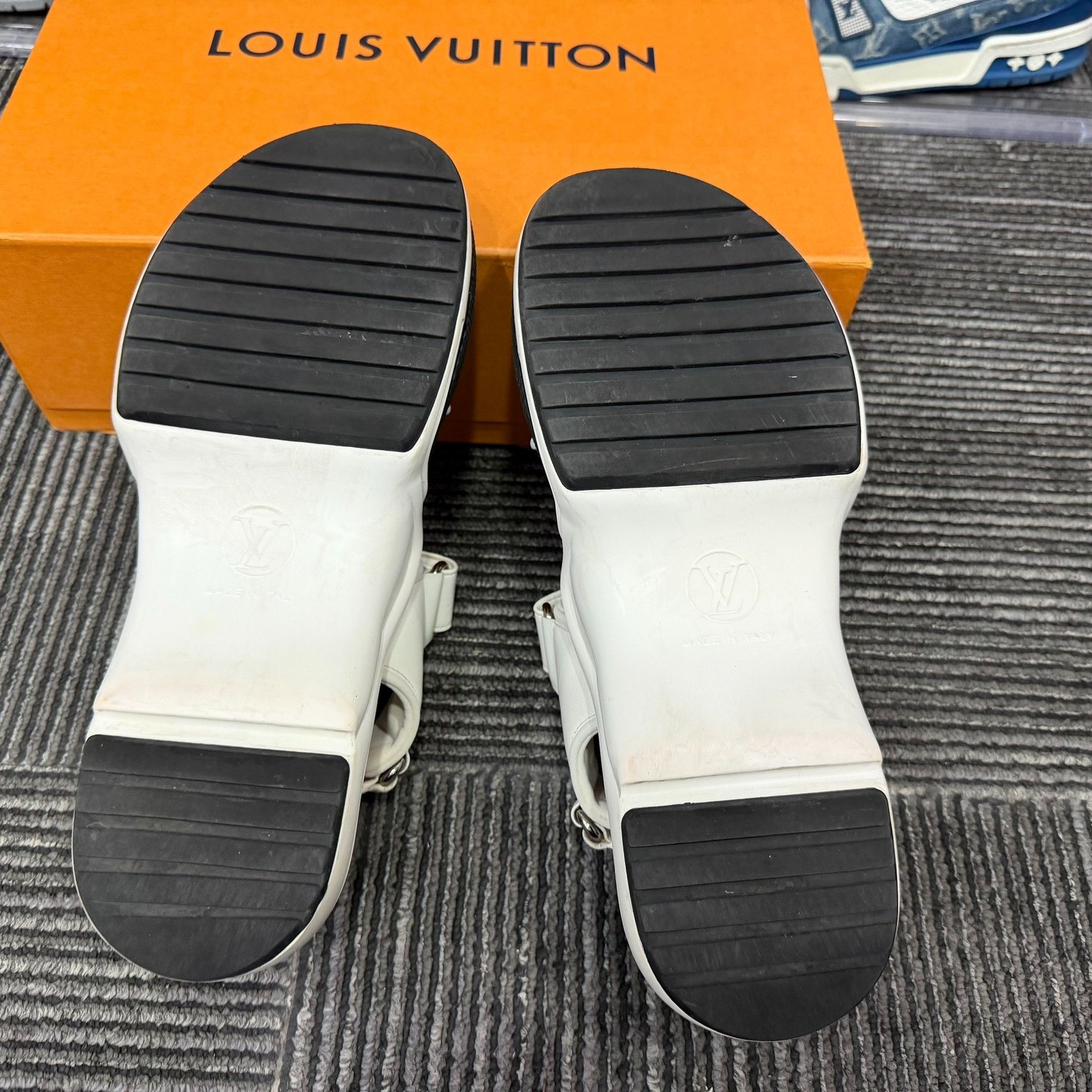 Louis Vuitton Louis Vuitton Black Sandals us_7-5 Women Size US 7.5 / IT 37.5 - 6 Thumbnail