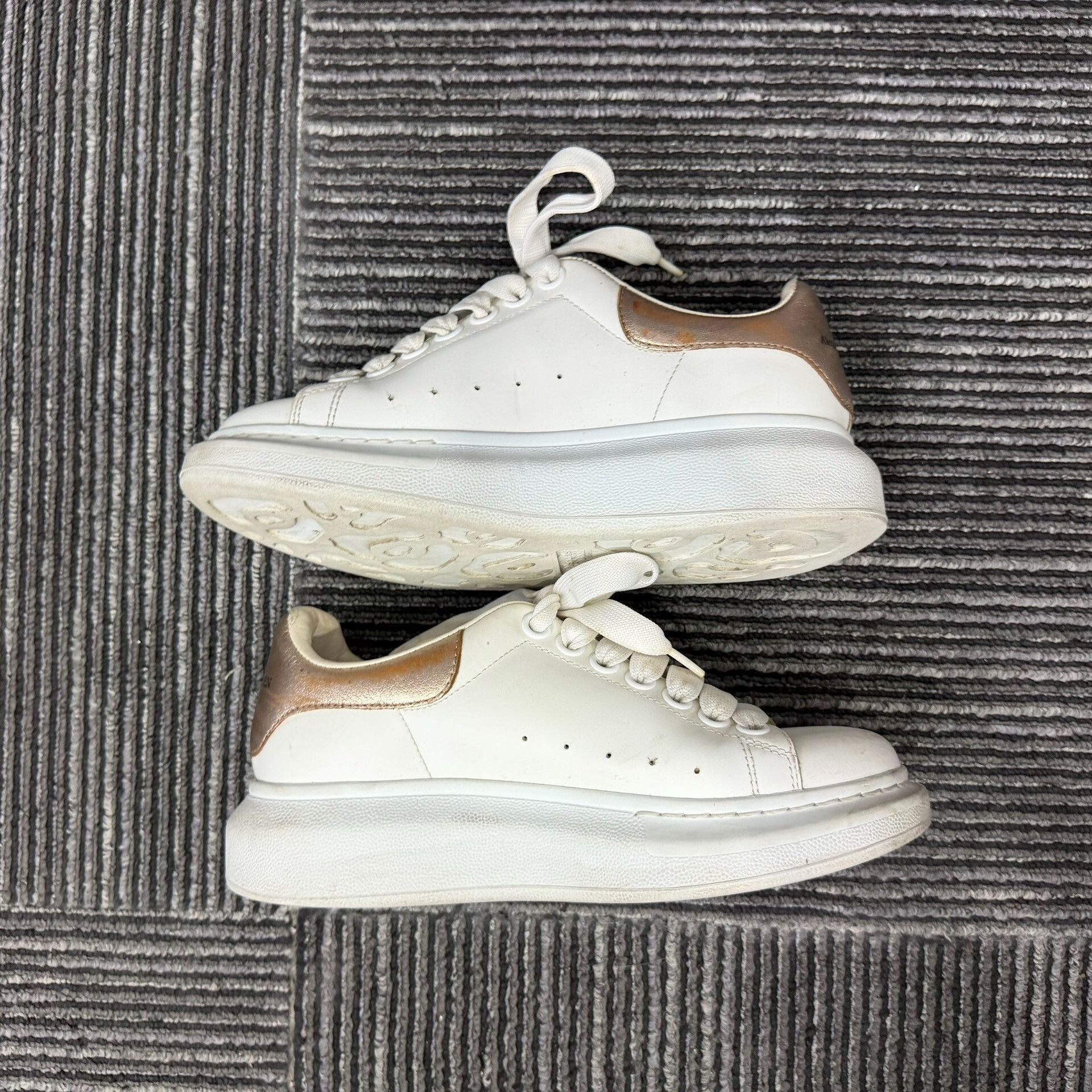 Alexander McQueen Alexander McQueen White Lowtop Sneakers us_5 Women Size US 5 / IT 35 - 3 Thumbnail