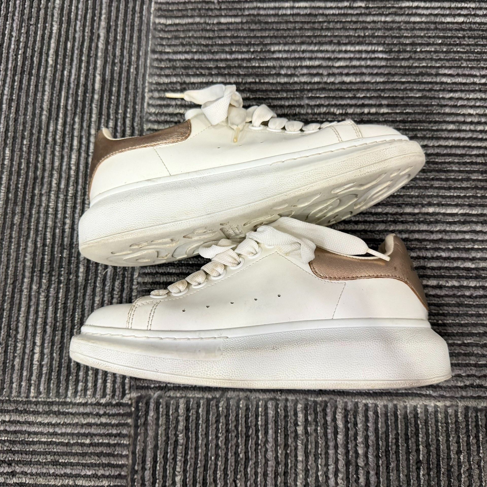Alexander McQueen Alexander McQueen White Lowtop Sneakers us_5 Women Size US 5 / IT 35 - 2 Thumbnail