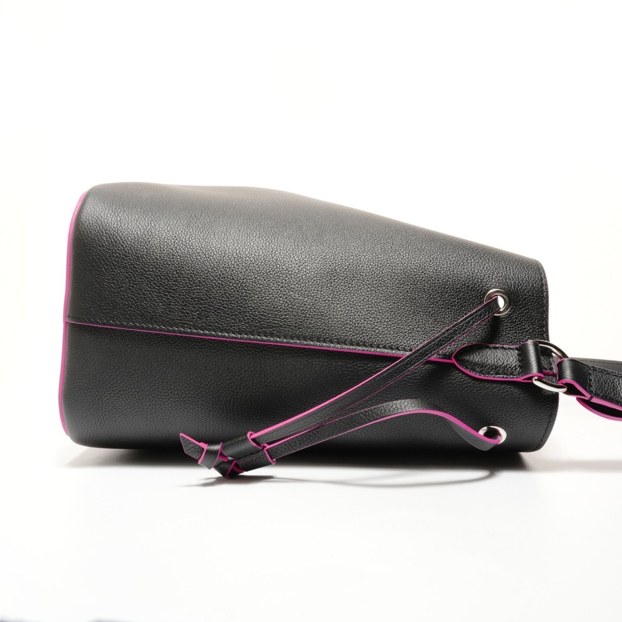 Louis Vuitton Louis Vuitton Lockme Bucket Shoulder Bag, Black, 2019 Model Size ONE SIZE - 4 Thumbnail