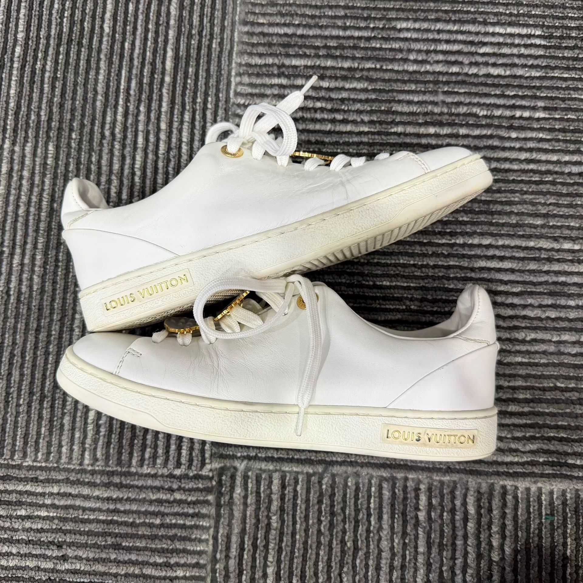 Louis Vuitton Louis Vuitton White Lowtop Sneakers us_5 Women Size US 5 / IT 35 - 2 Thumbnail