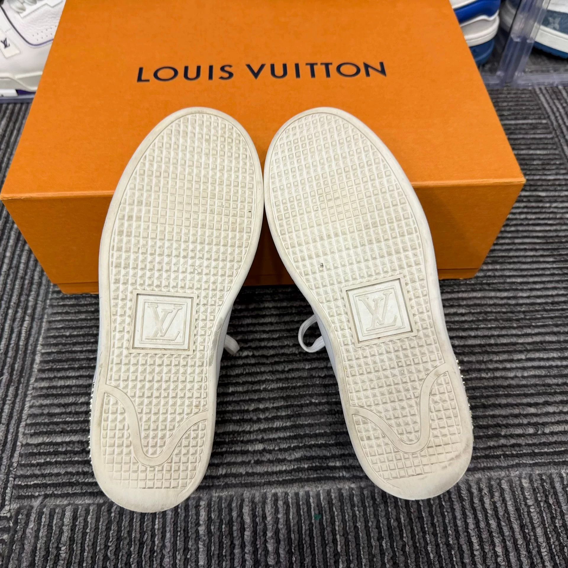 Louis Vuitton Louis Vuitton White Lowtop Sneakers us_5 Women Size US 5 / IT 35 - 6 Thumbnail