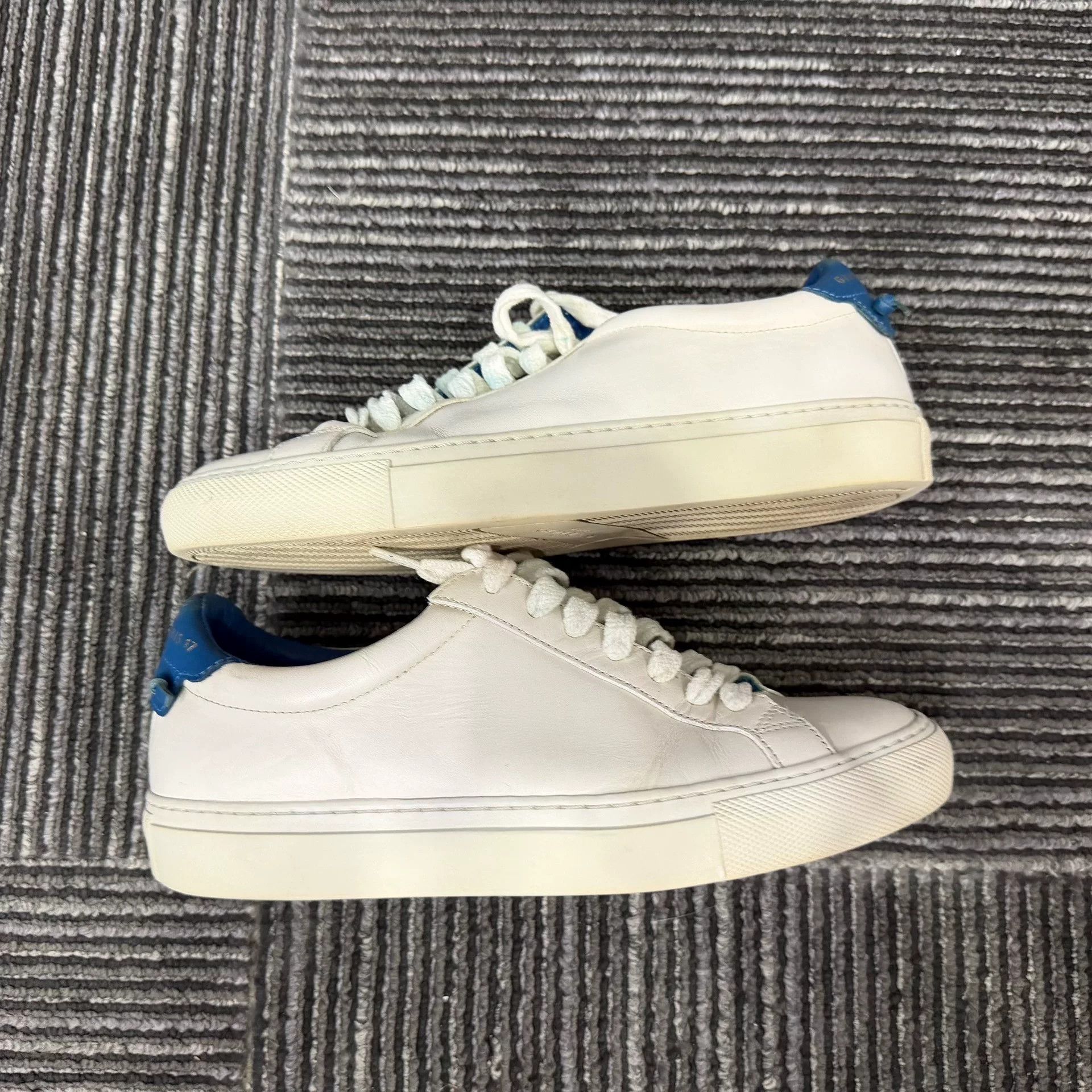 Givenchy Givenchy White Lowtop Sneakers us_5 Women Size US 5 / IT 35 - 2 Thumbnail