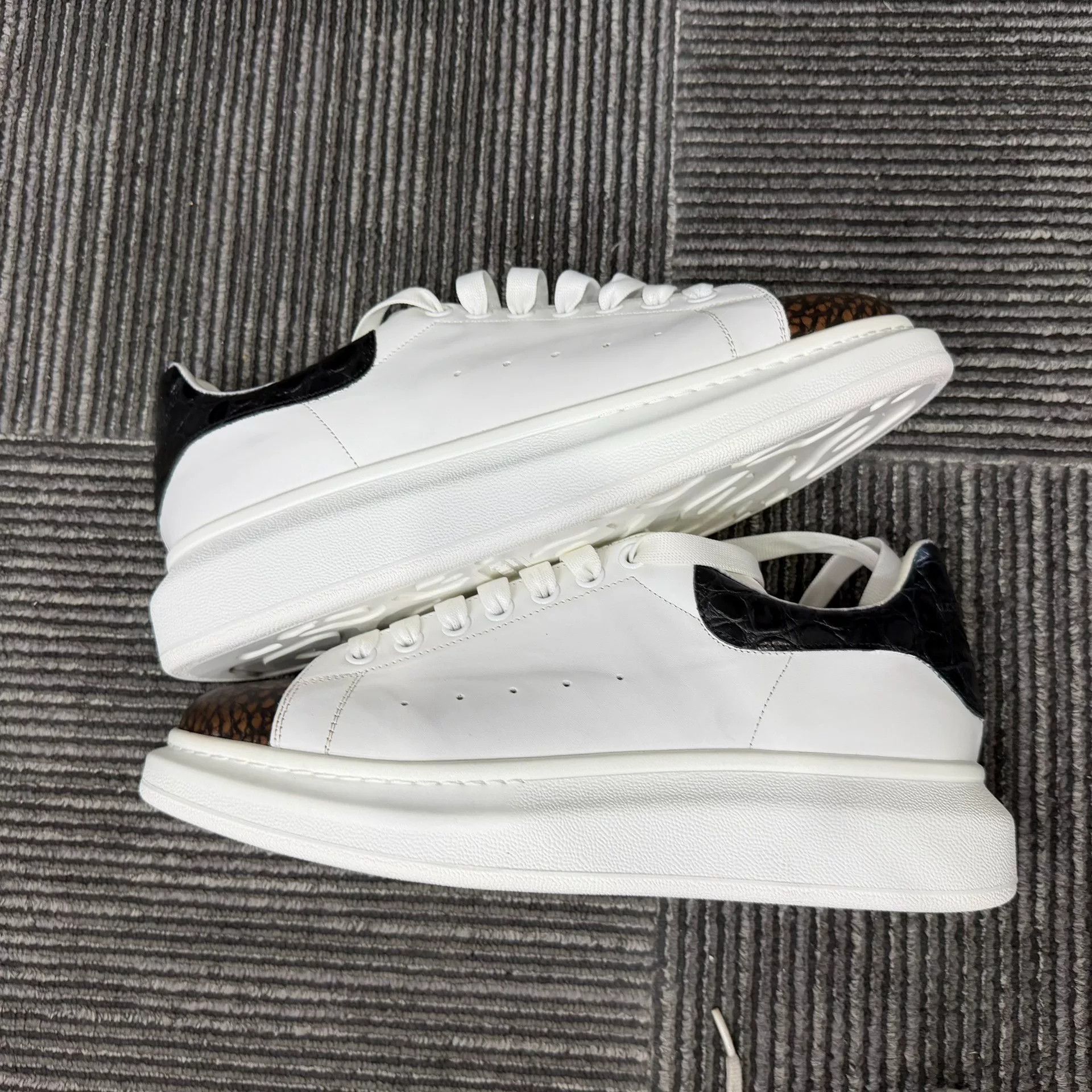 Alexander McQueen Casual White Lowtop Sneakers 11.5 Men Size US 11.5 / EU 44-45 - 2 Thumbnail