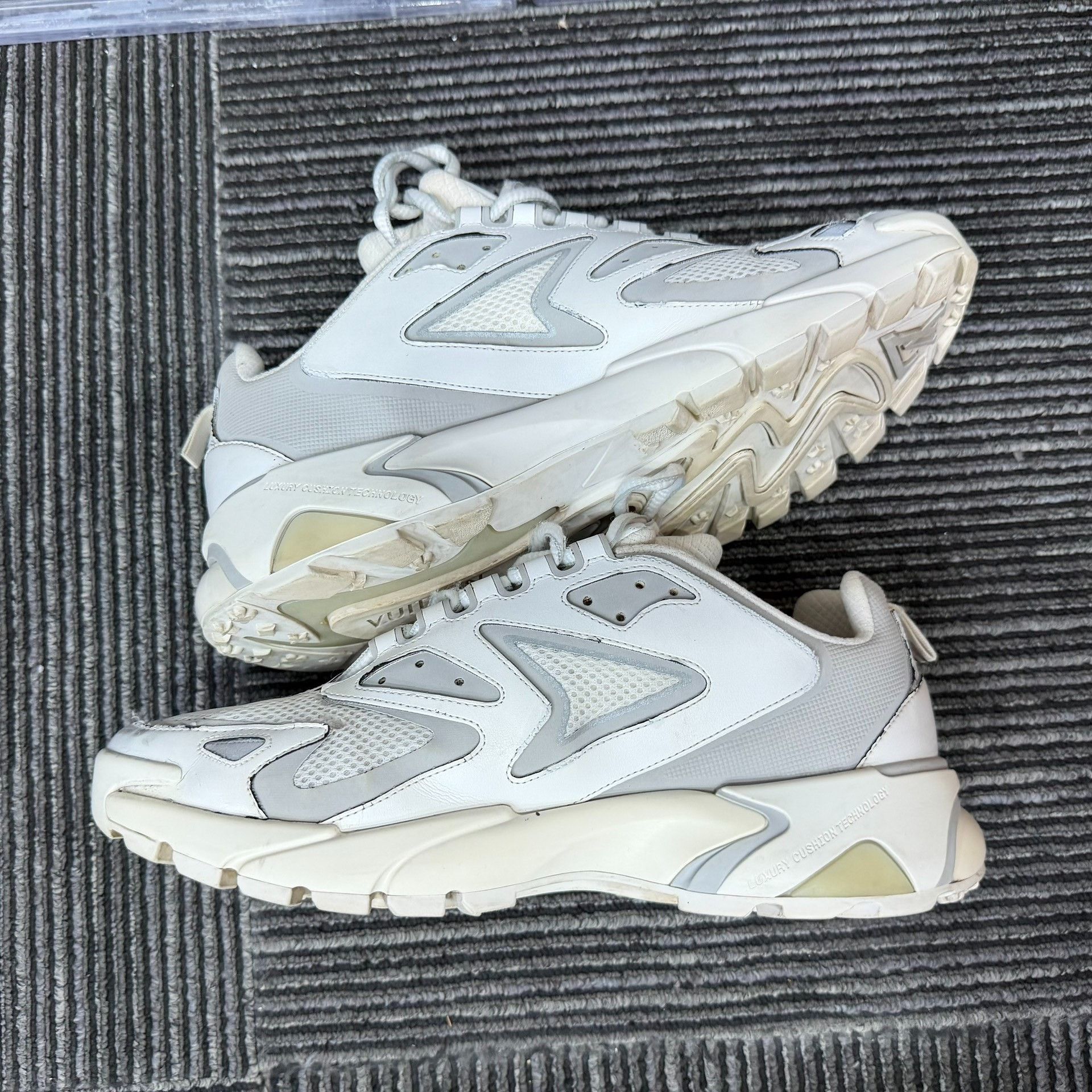 Louis Vuitton Louis Vuitton Running Lowtop Sneakers 9 Men Size US 9 / EU 42 - 3 Thumbnail