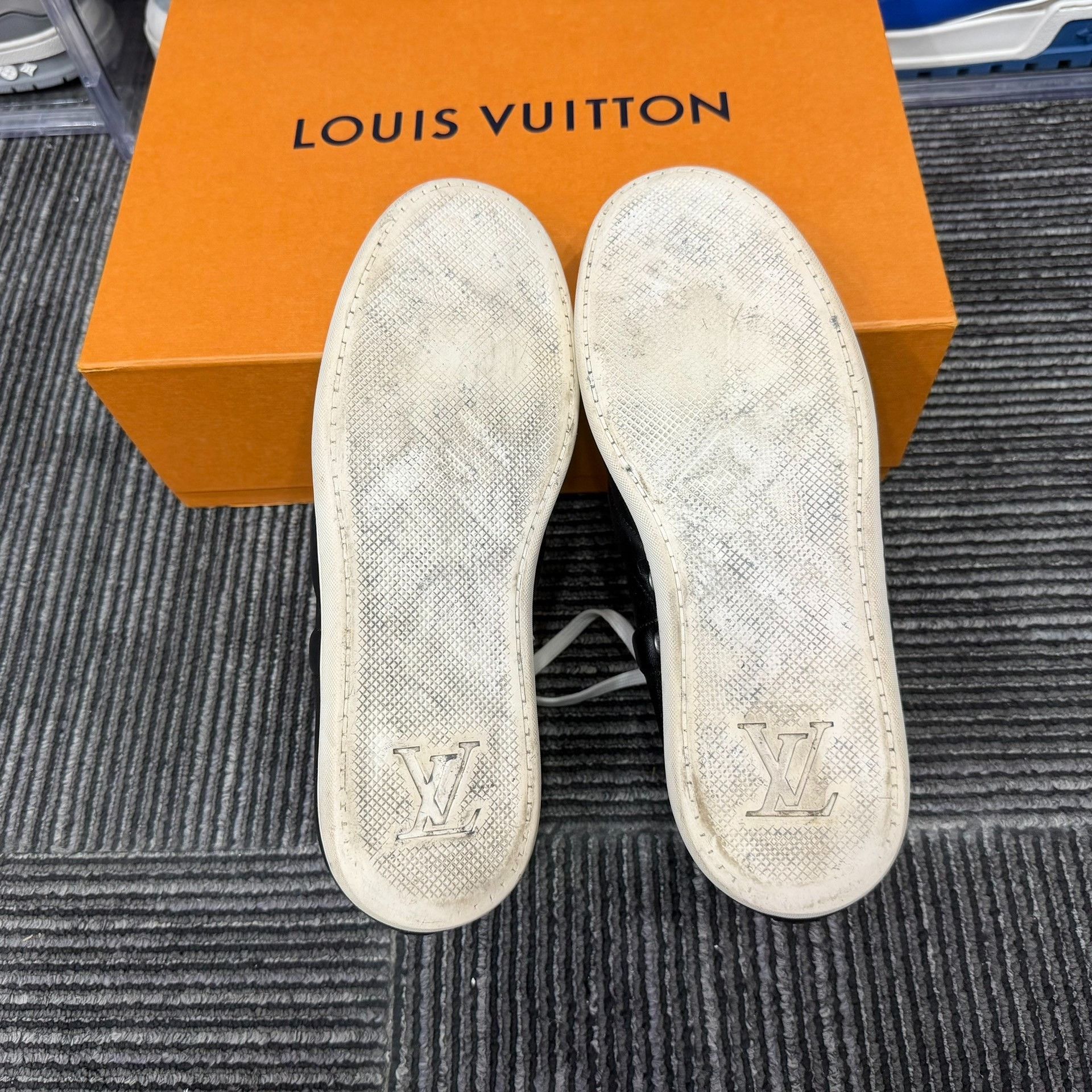 Louis Vuitton Louis Vuitton Black Hitop Sneakers 7 Men Size US 7 / EU 40 - 6 Thumbnail