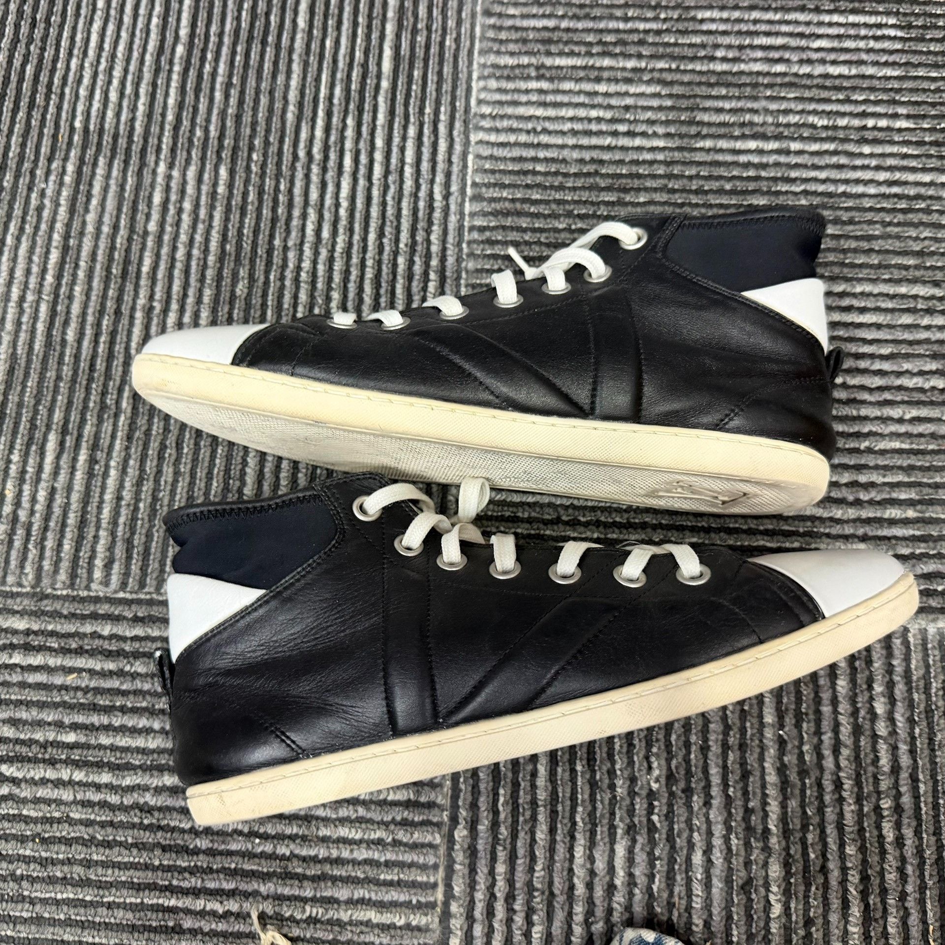 Louis Vuitton Louis Vuitton Black Hitop Sneakers 7 Men Size US 7 / EU 40 - 2 Thumbnail