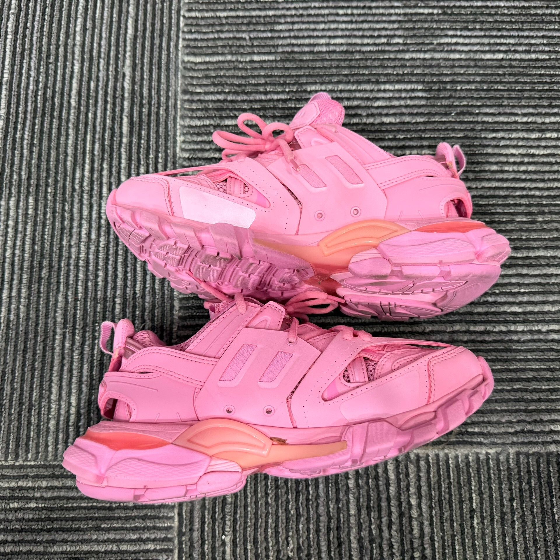 Balenciaga Balenciaga Pink Lowtop Sneakers us_6 Women Size US 6 / IT 36 - 3 Thumbnail