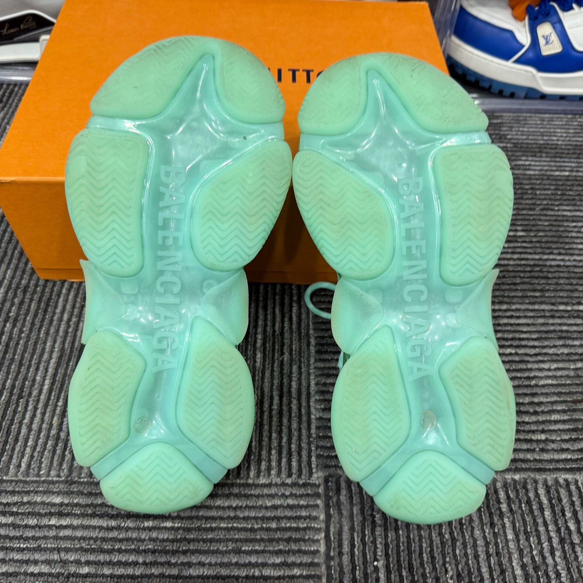 Balenciaga Balenciaga Green Lowtop Sneakers us_6-5 Women Size US 6.5 / IT 36.5 - 6 Thumbnail