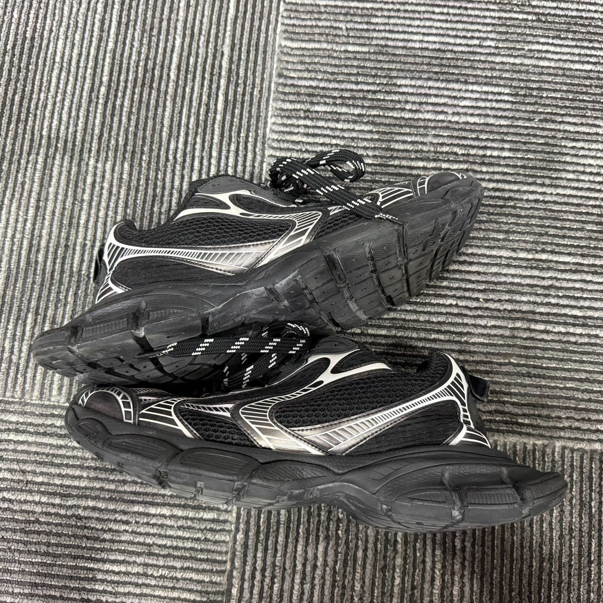 Balenciaga Balenciaga Black Lowtop Sneakers 9 Men Size US 9 / EU 42 - 2 Thumbnail