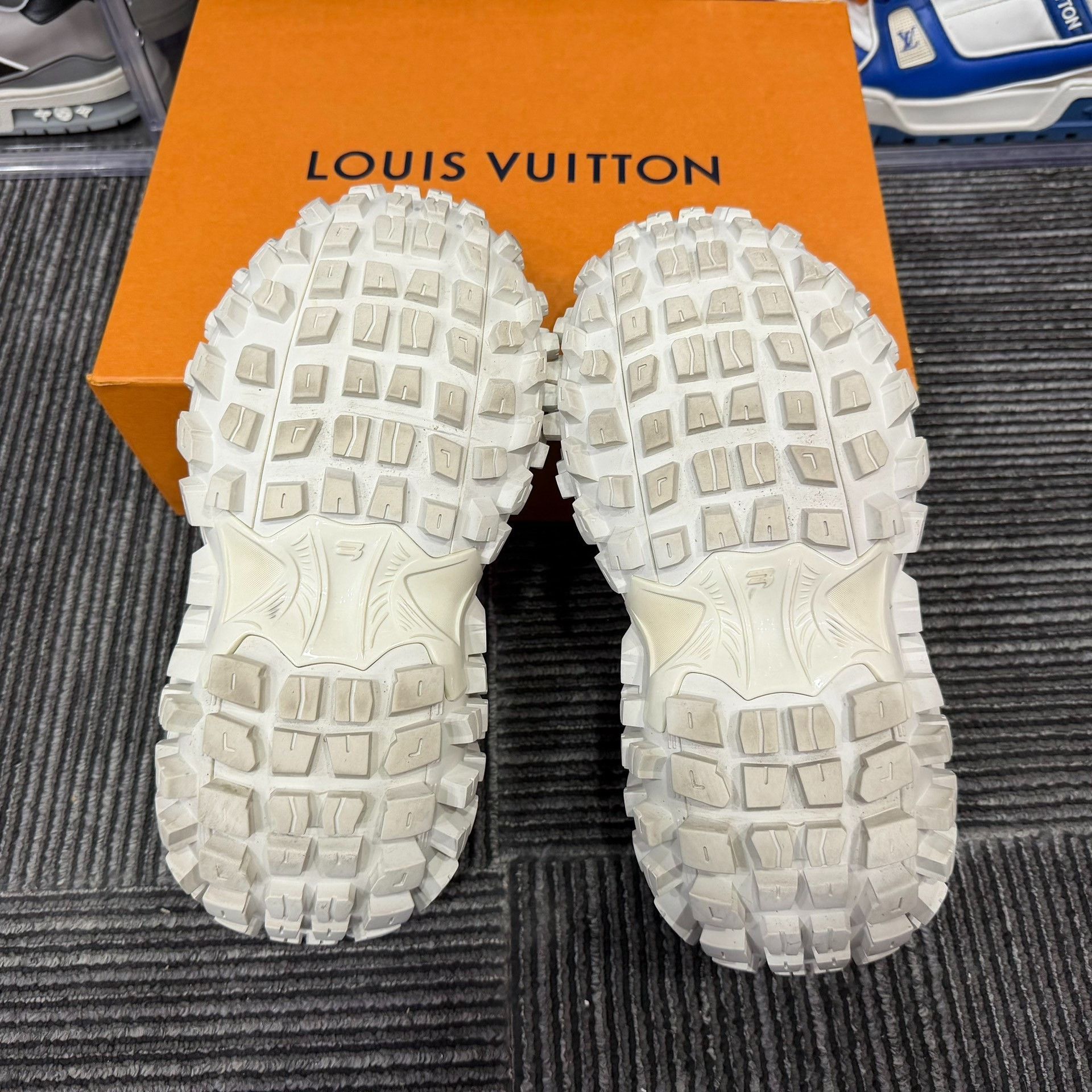 Balenciaga Balenciaga White Lowtop Sneakers us_8-5 Women Size US 8.5 / IT 38.5 - 6 Thumbnail