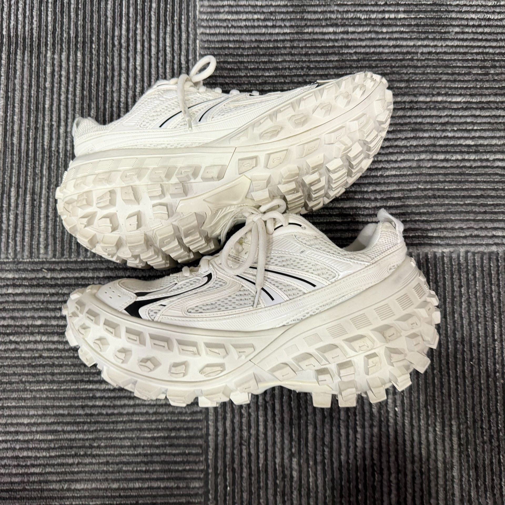 Balenciaga Balenciaga White Lowtop Sneakers us_8-5 Women Size US 8.5 / IT 38.5 - 2 Thumbnail