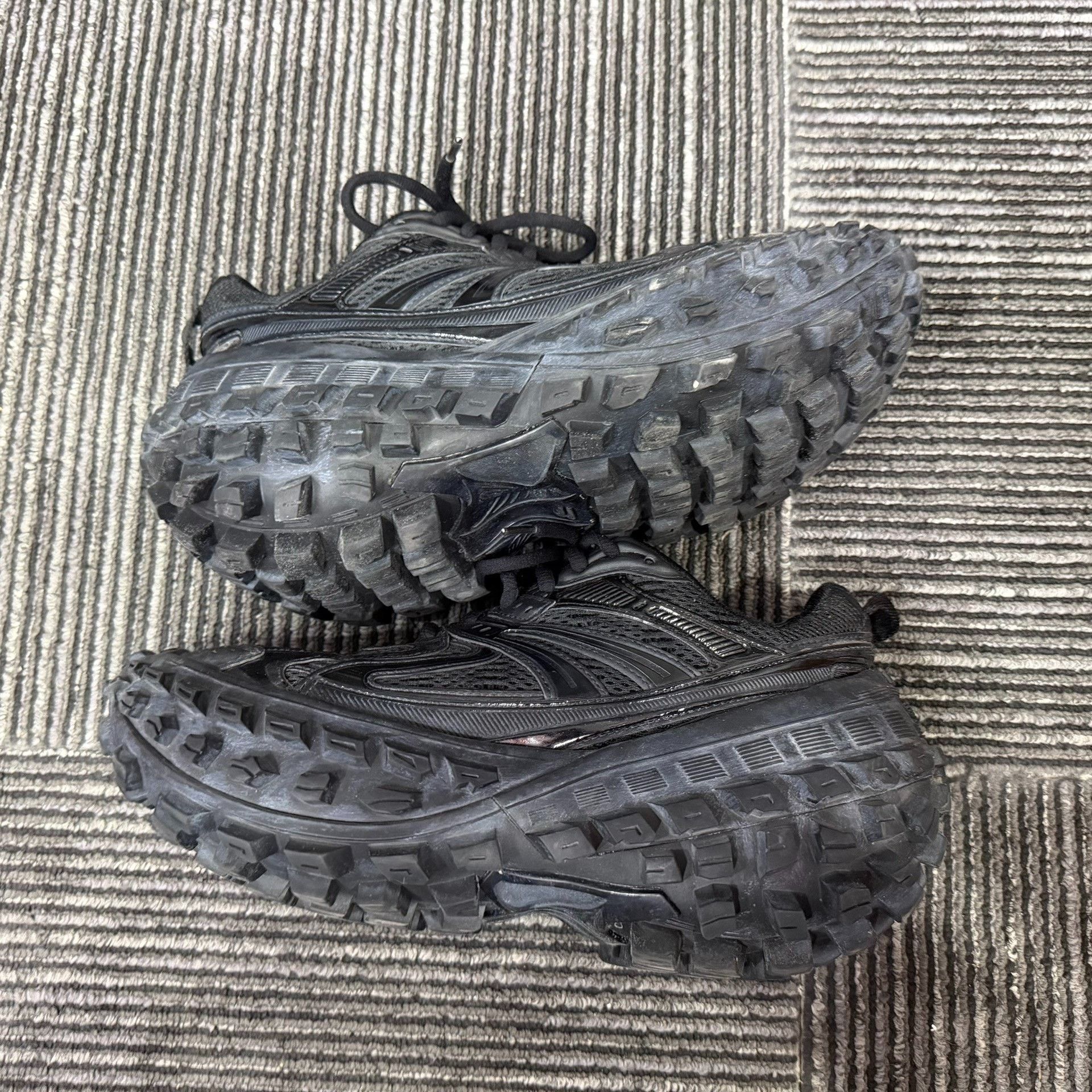 Balenciaga Balenciaga Distressed Black Lowtop Sneakers 6.5 Men Size US 6.5 / EU 39-40 - 2 Thumbnail