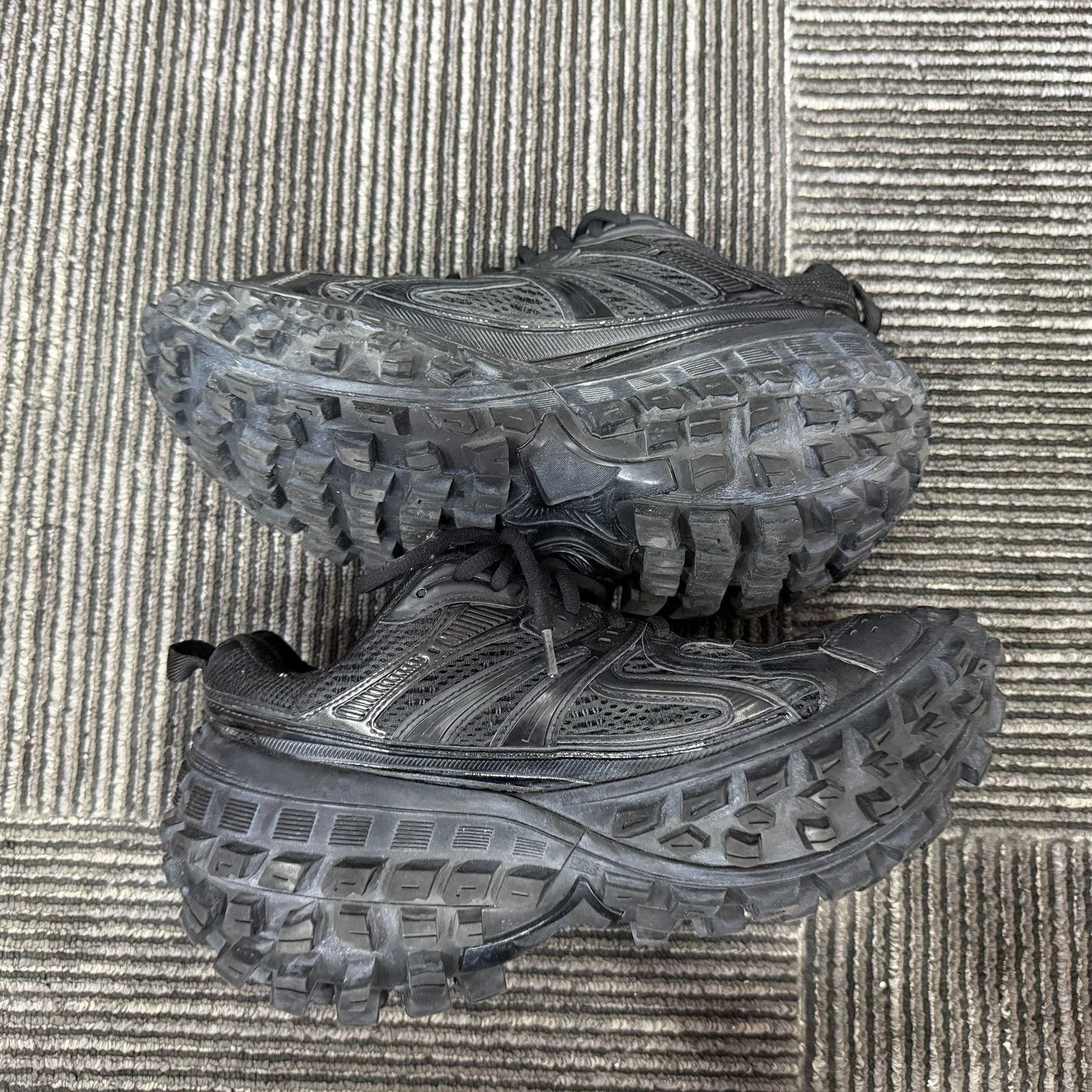 Balenciaga Balenciaga Distressed Black Lowtop Sneakers 6.5 Men Size US 6.5 / EU 39-40 - 3 Thumbnail