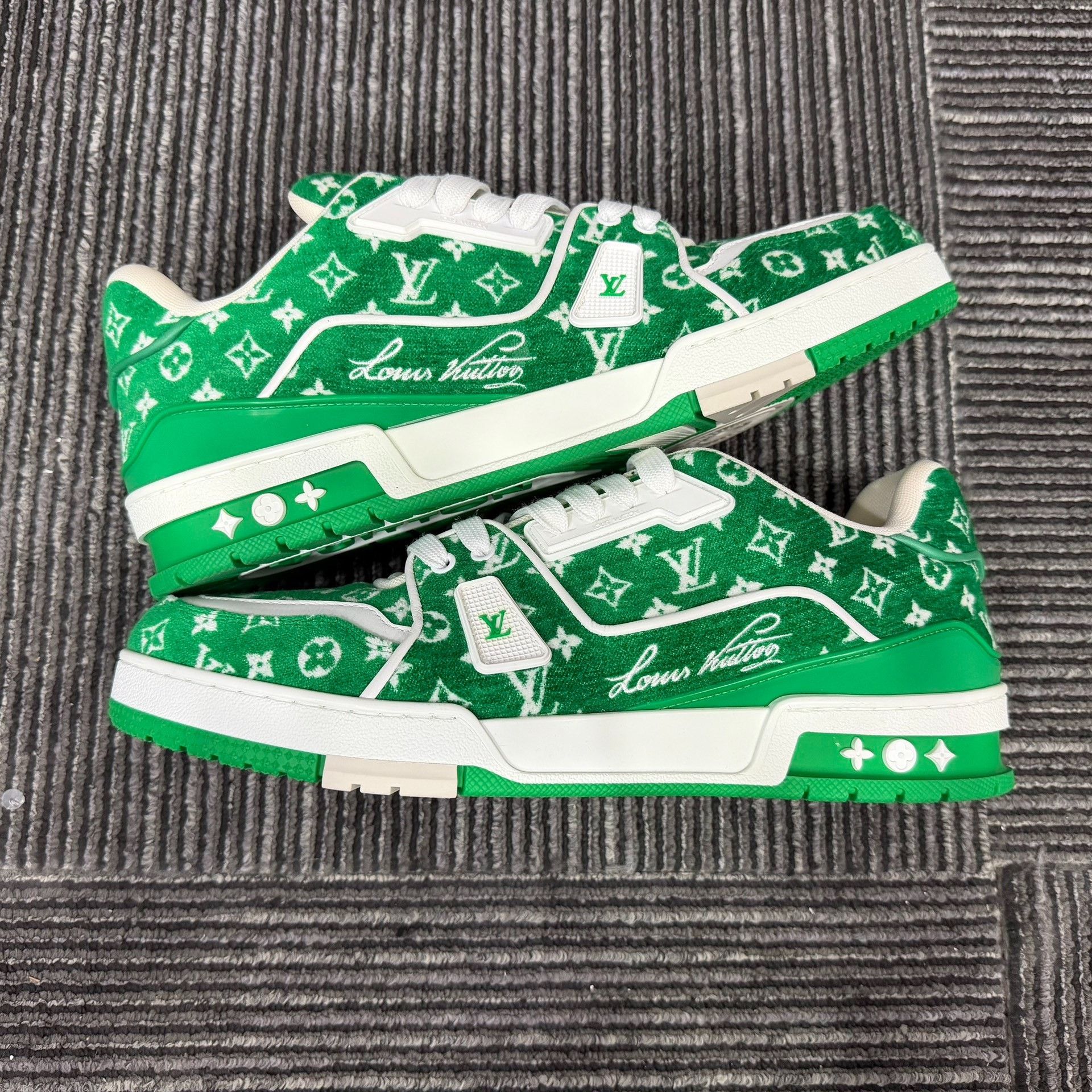 Louis Vuitton Louis Vuitton Training Green Lowtop Sneakers 10.5 Men Size US 10.5 / EU 43-44 - 2 Thumbnail
