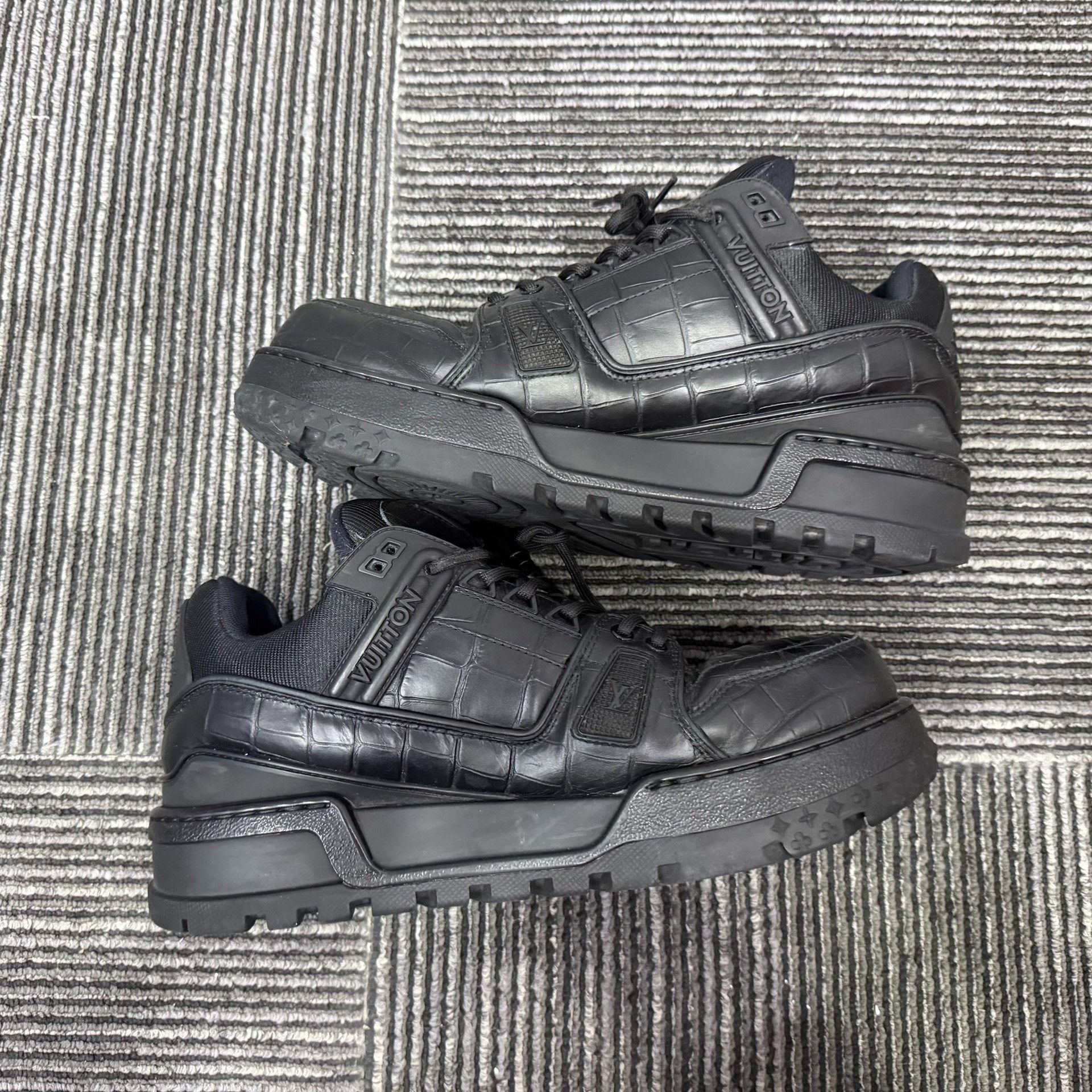 Louis Vuitton Louis Vuitton Black Lowtop Sneakers 9 Men Size US 9 / EU 42 - 3 Thumbnail