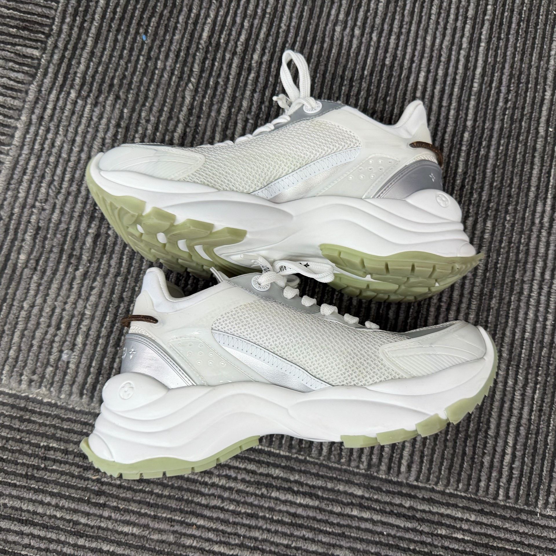 Louis Vuitton Louis Vuitton White Lowtop Sneakers us_6 Women Size US 6 / IT 36 - 3 Thumbnail
