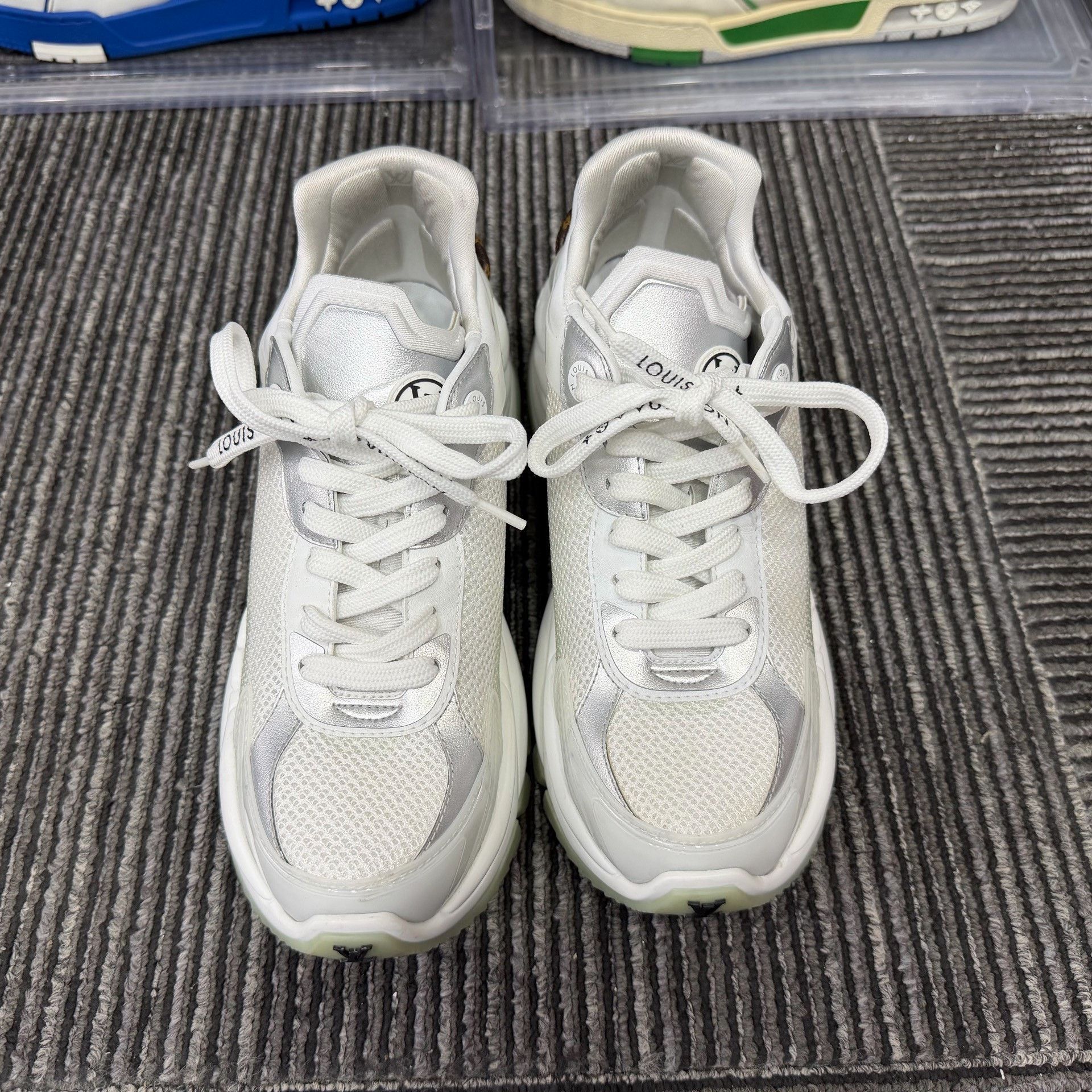 Louis Vuitton Louis Vuitton White Lowtop Sneakers us_6 Women Size US 6 / IT 36 - 4 Thumbnail