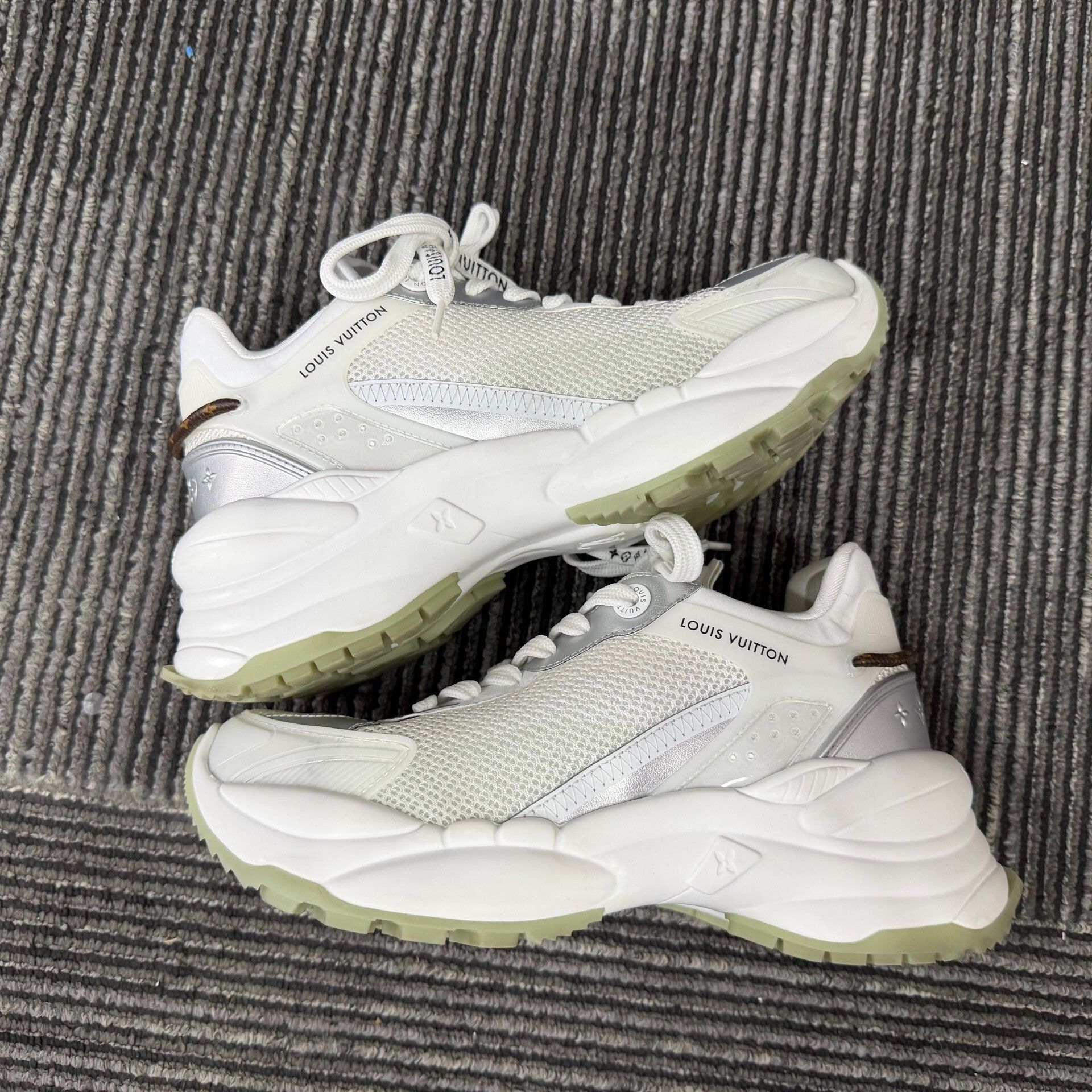 Louis Vuitton Louis Vuitton White Lowtop Sneakers us_6 Women Size US 6 / IT 36 - 2 Thumbnail