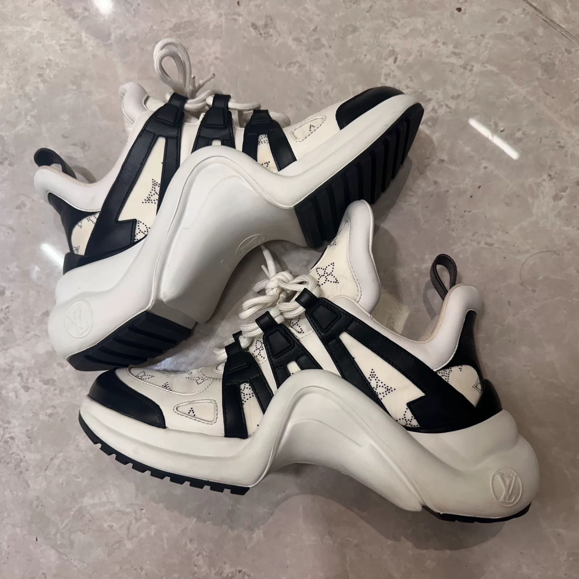 Louis Vuitton Louis Vuitton Black Lowtop Sneakers us_8-5 Women Size US 8.5 / IT 38.5 - 2 Thumbnail