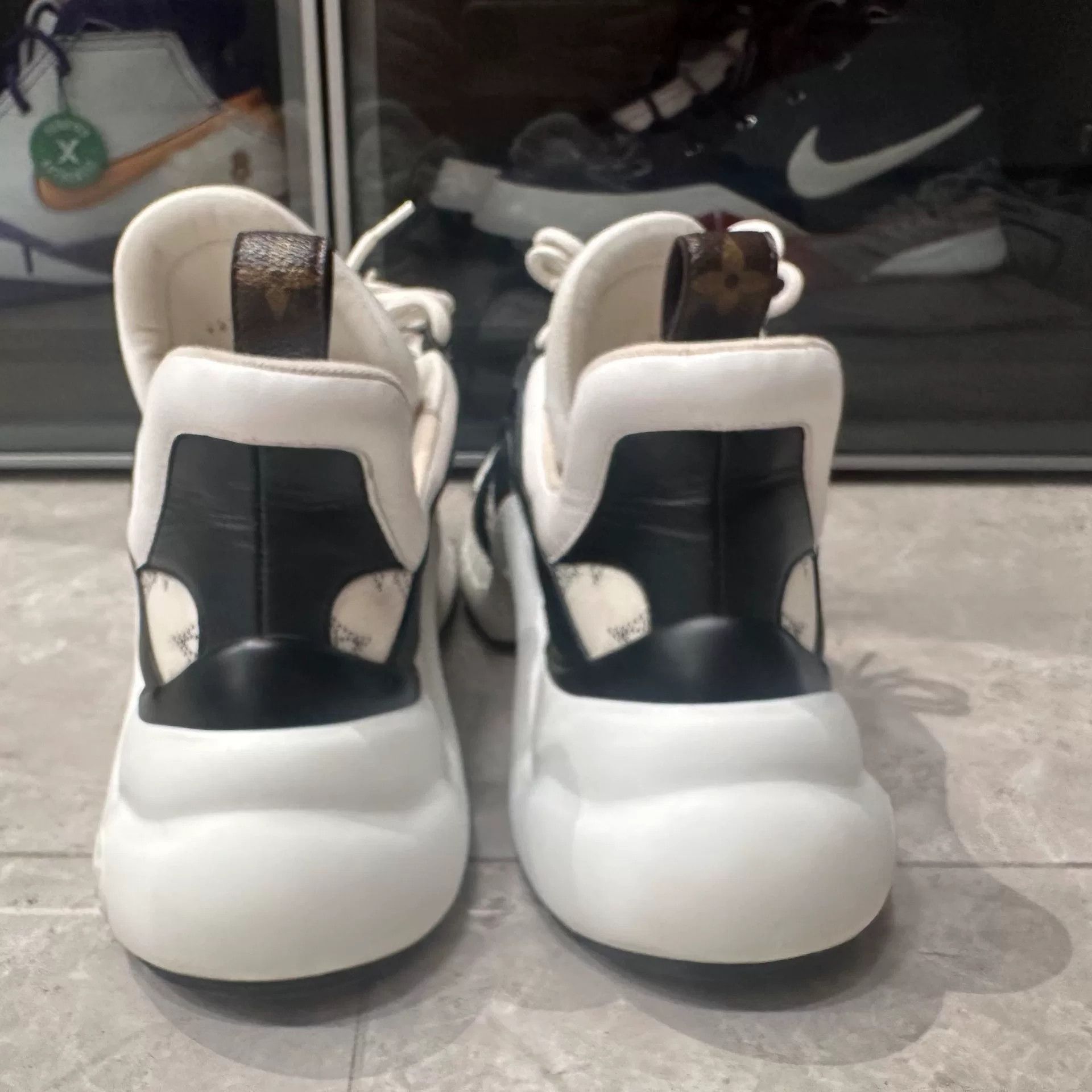 Louis Vuitton Louis Vuitton Black Lowtop Sneakers us_8-5 Women Size US 8.5 / IT 38.5 - 5 Thumbnail