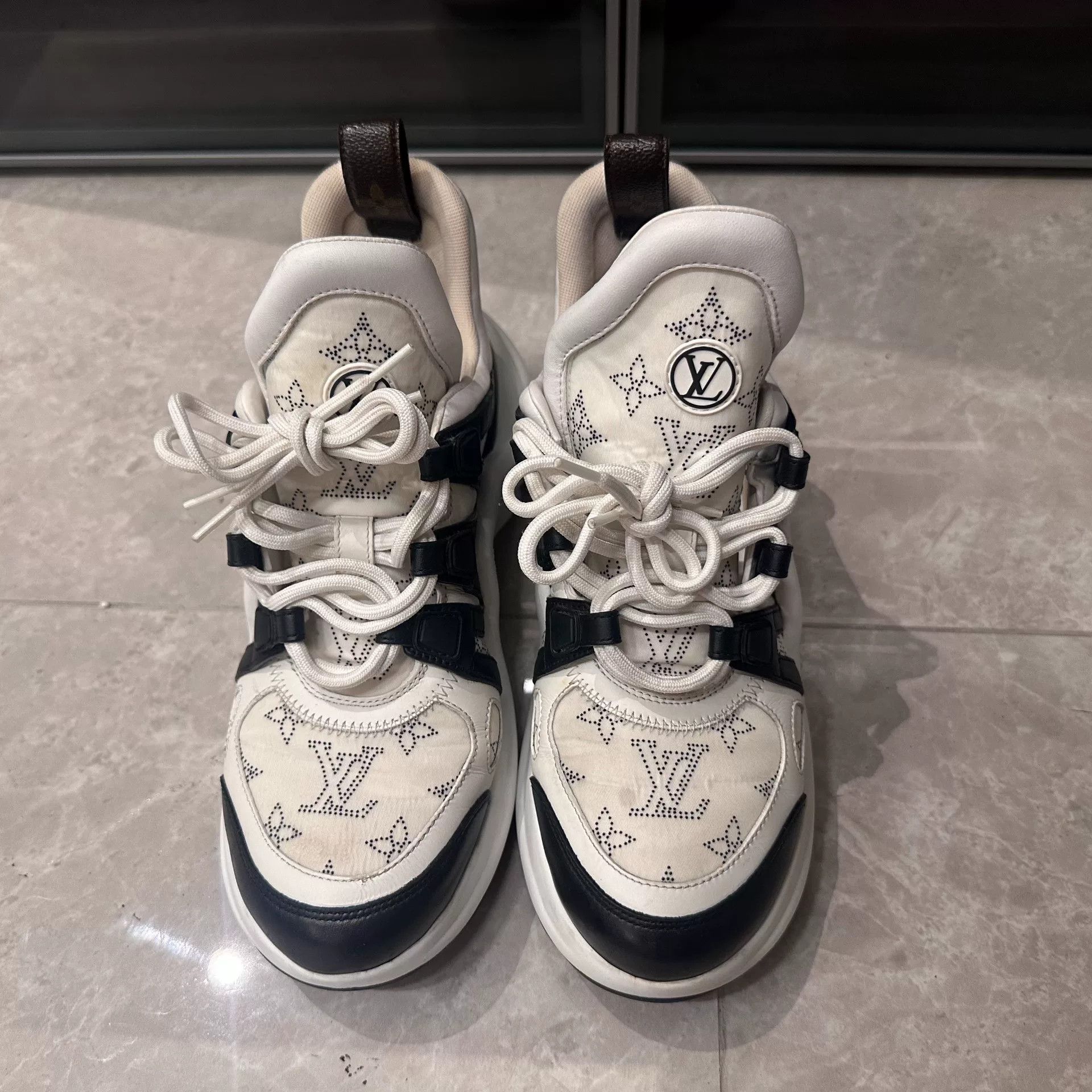 Louis Vuitton Louis Vuitton Black Lowtop Sneakers us_8-5 Women Size US 8.5 / IT 38.5 - 4 Thumbnail