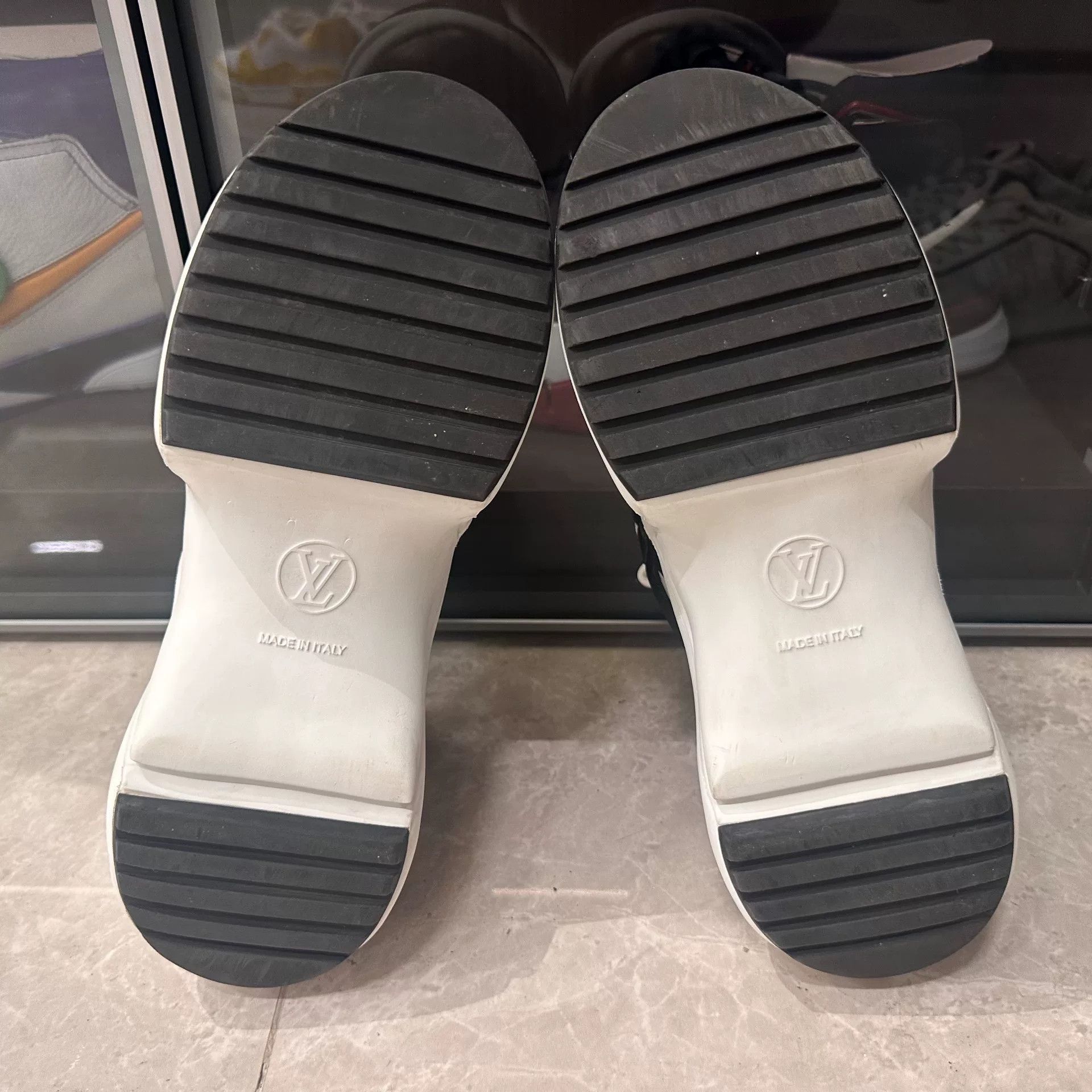 Louis Vuitton Louis Vuitton Black Lowtop Sneakers us_8-5 Women Size US 8.5 / IT 38.5 - 6 Thumbnail
