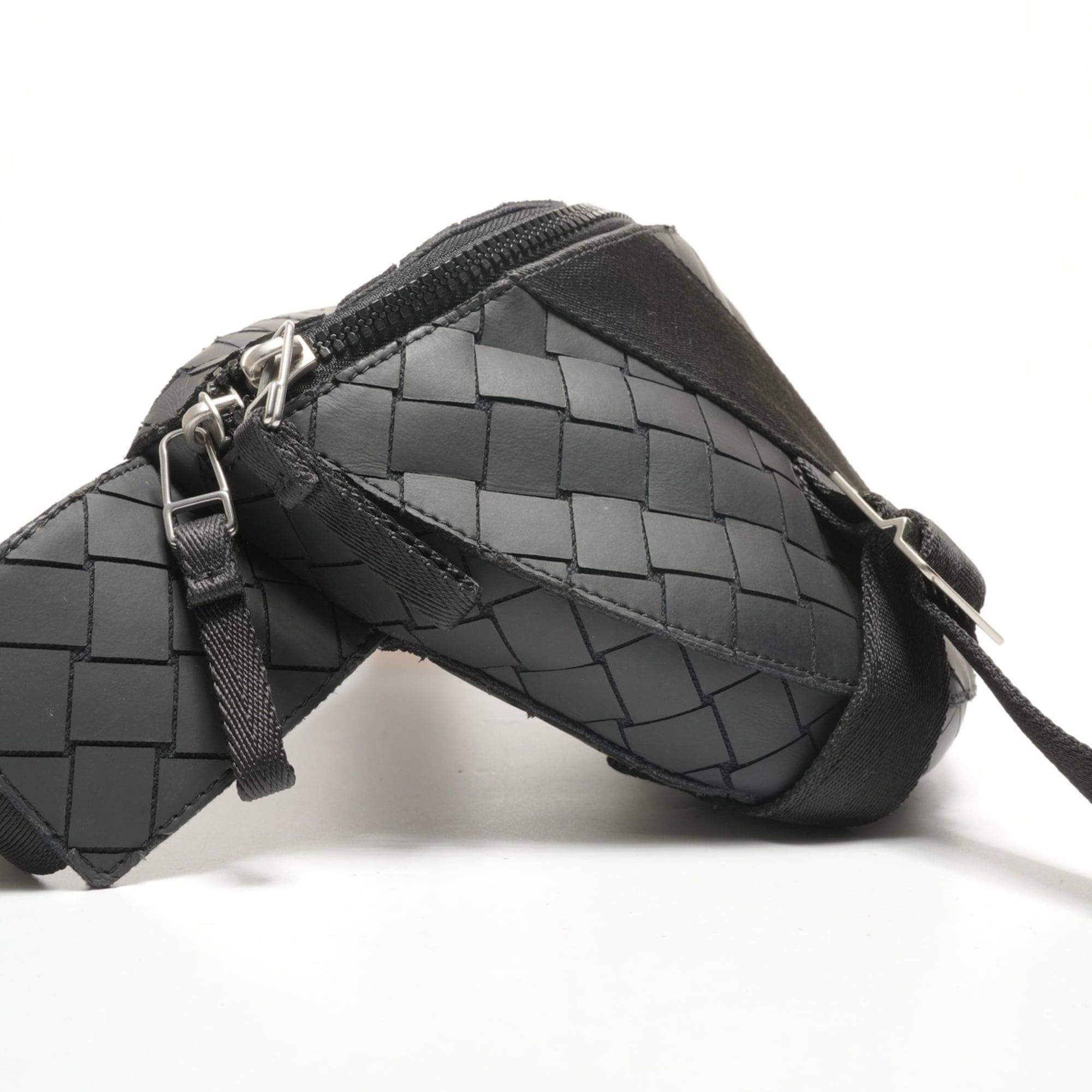 Bottega Veneta Bottega Veneta Intrecciato Rubber Body Bag Shoulder Black Size ONE SIZE - 3 Thumbnail