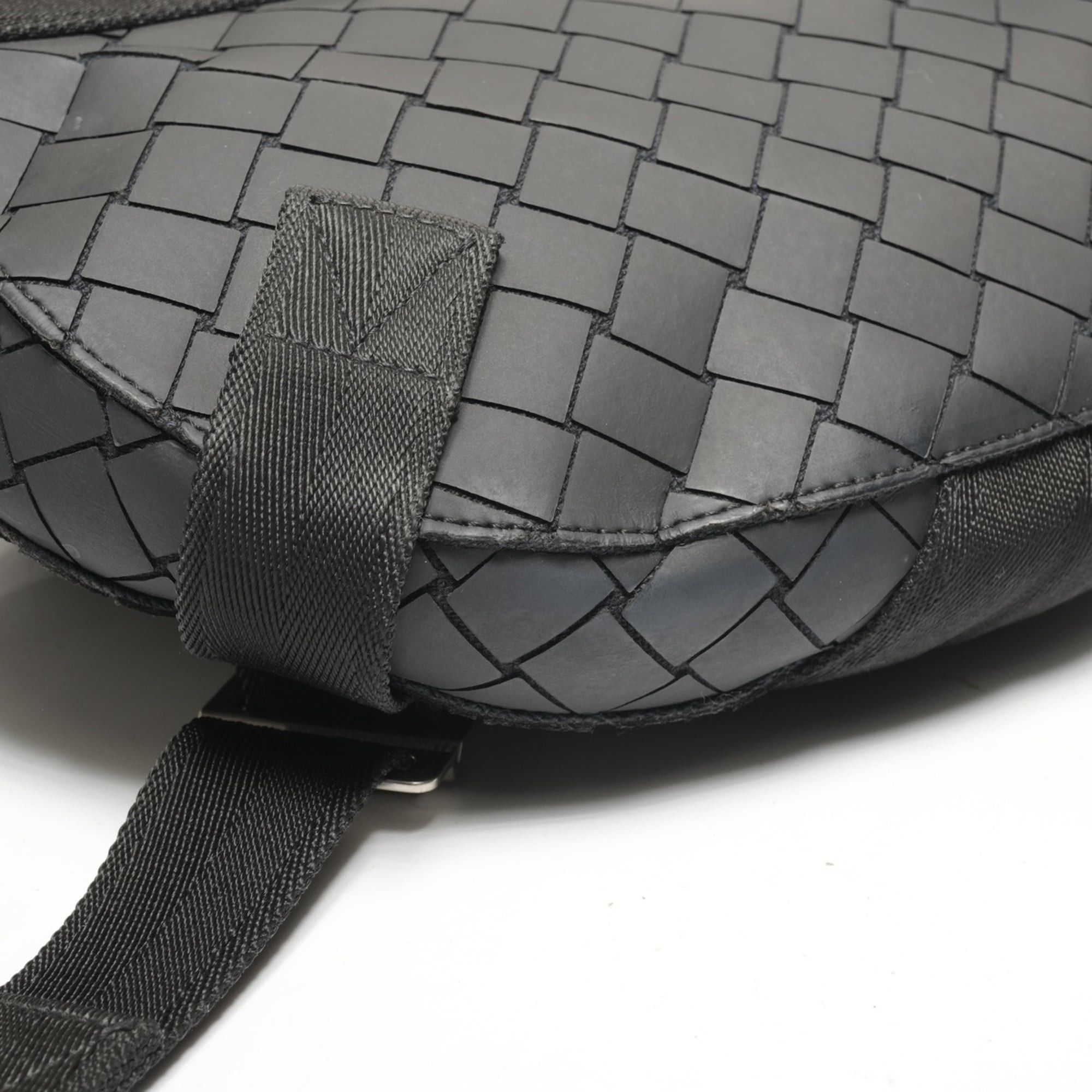 Bottega Veneta Bottega Veneta Intrecciato Rubber Body Bag Shoulder Black Size ONE SIZE - 5 Thumbnail