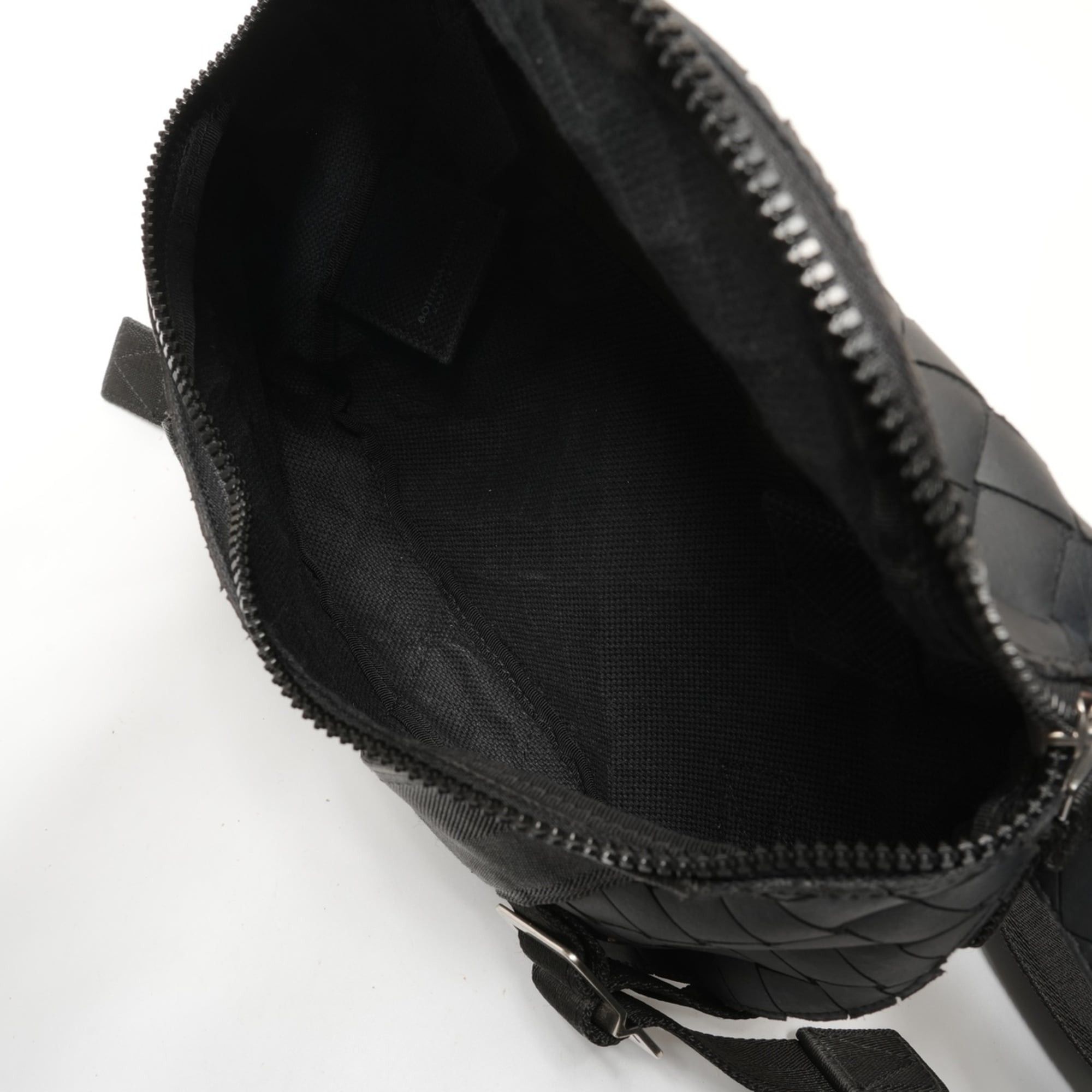 Bottega Veneta Bottega Veneta Intrecciato Rubber Body Bag Shoulder Black Size ONE SIZE - 11 Thumbnail