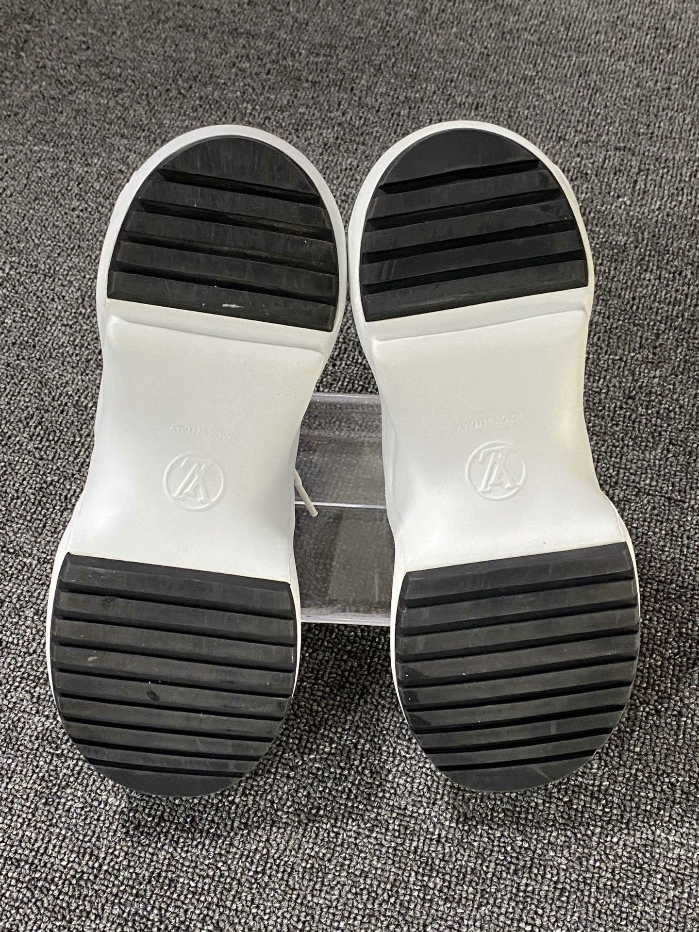Louis Vuitton Louis Vuitton White Lowtop Sneakers us_7 Women Size US 7 / IT 37 - 6 Thumbnail