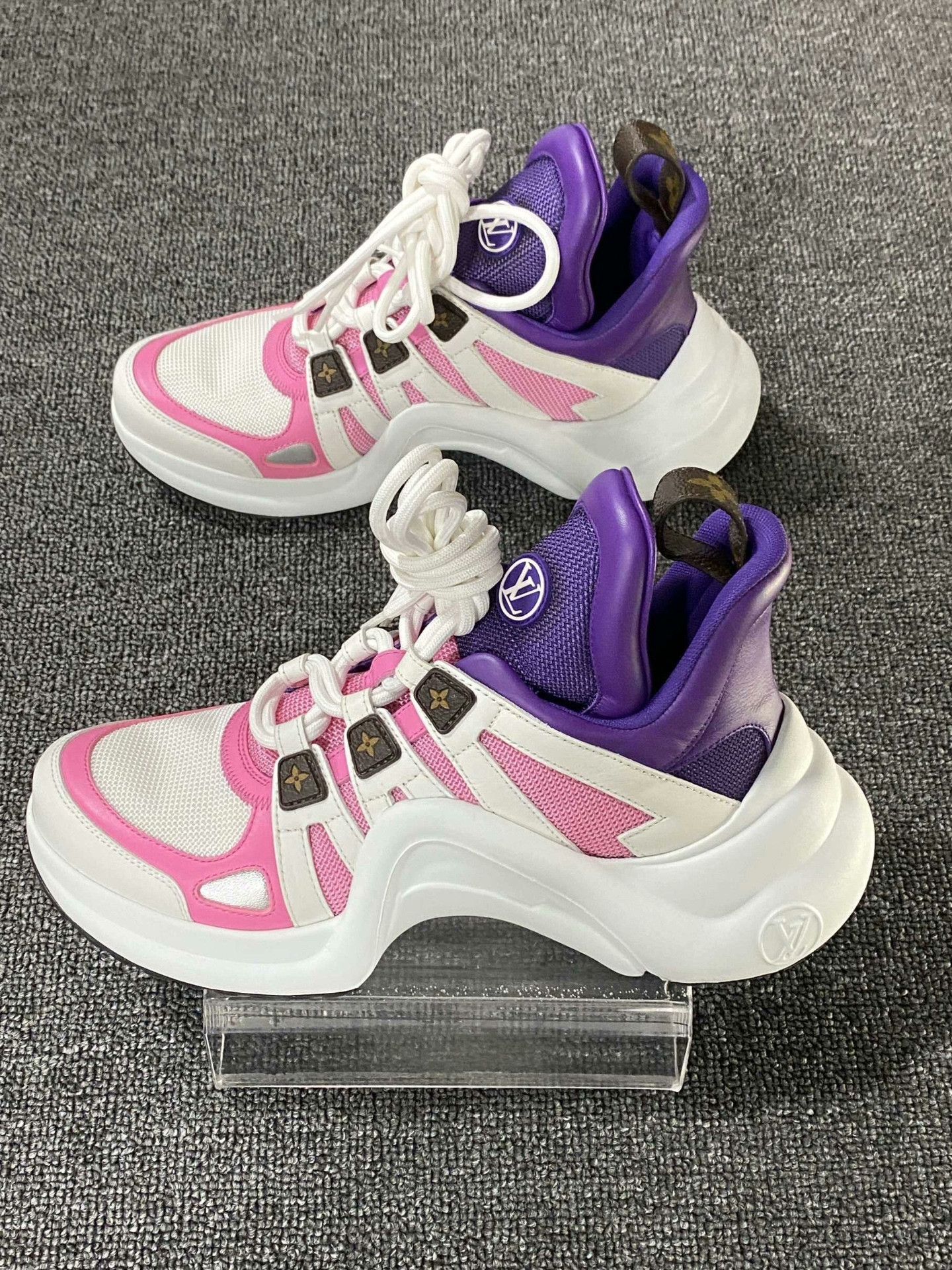 Louis Vuitton Louis Vuitton White Lowtop Sneakers us_7 Women Size US 7 / IT 37 - 4 Thumbnail