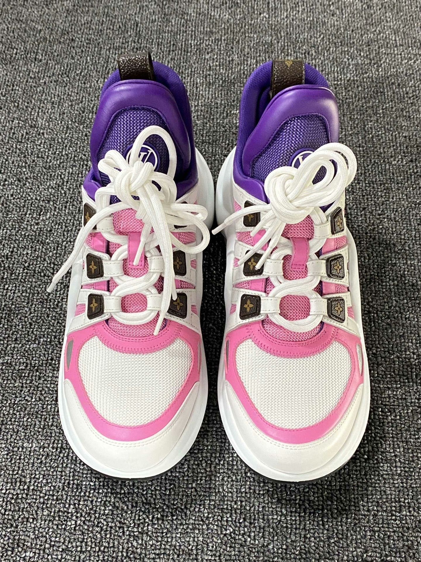 Louis Vuitton Louis Vuitton White Lowtop Sneakers us_7 Women Size US 7 / IT 37 - 2 Thumbnail