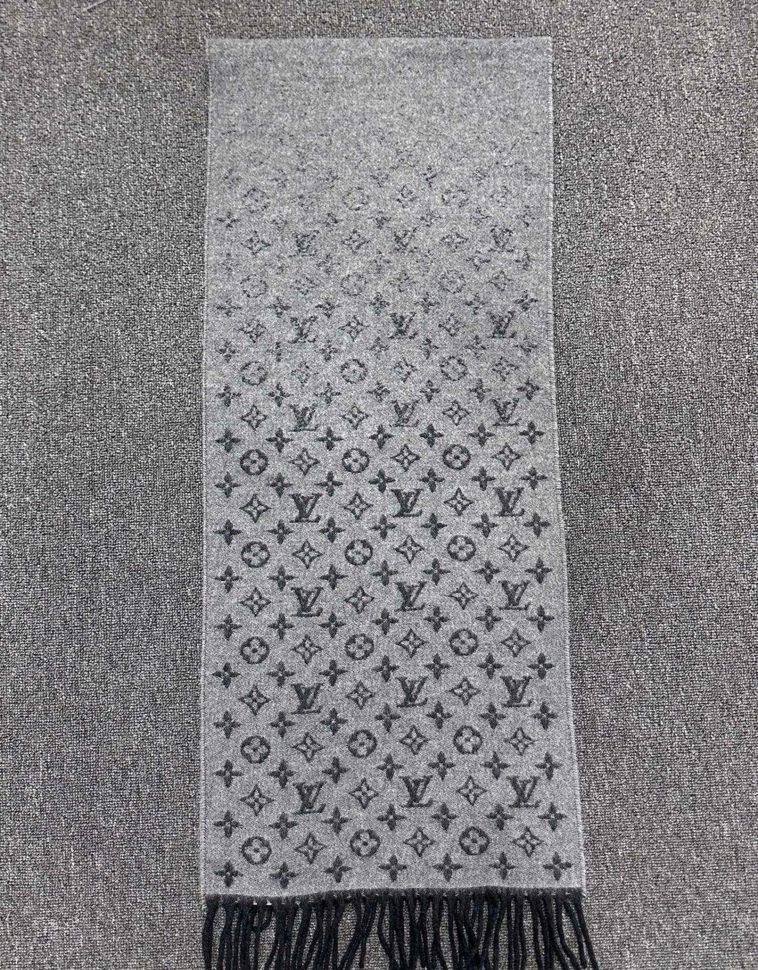 Louis Vuitton Louis Vuitton Tie-Dye Gradient Multi Scarf one size Men Size ONE SIZE - 2 Thumbnail