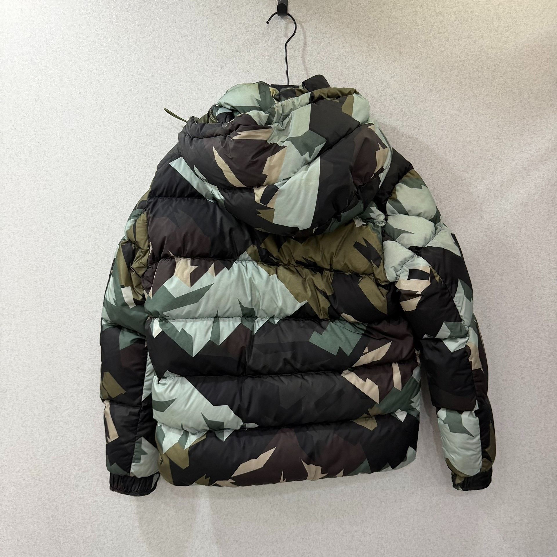 Moncler Moncler Down Camo Heavy Coat xs Men Size US XS / EU 42 / 0 - 2 Thumbnail