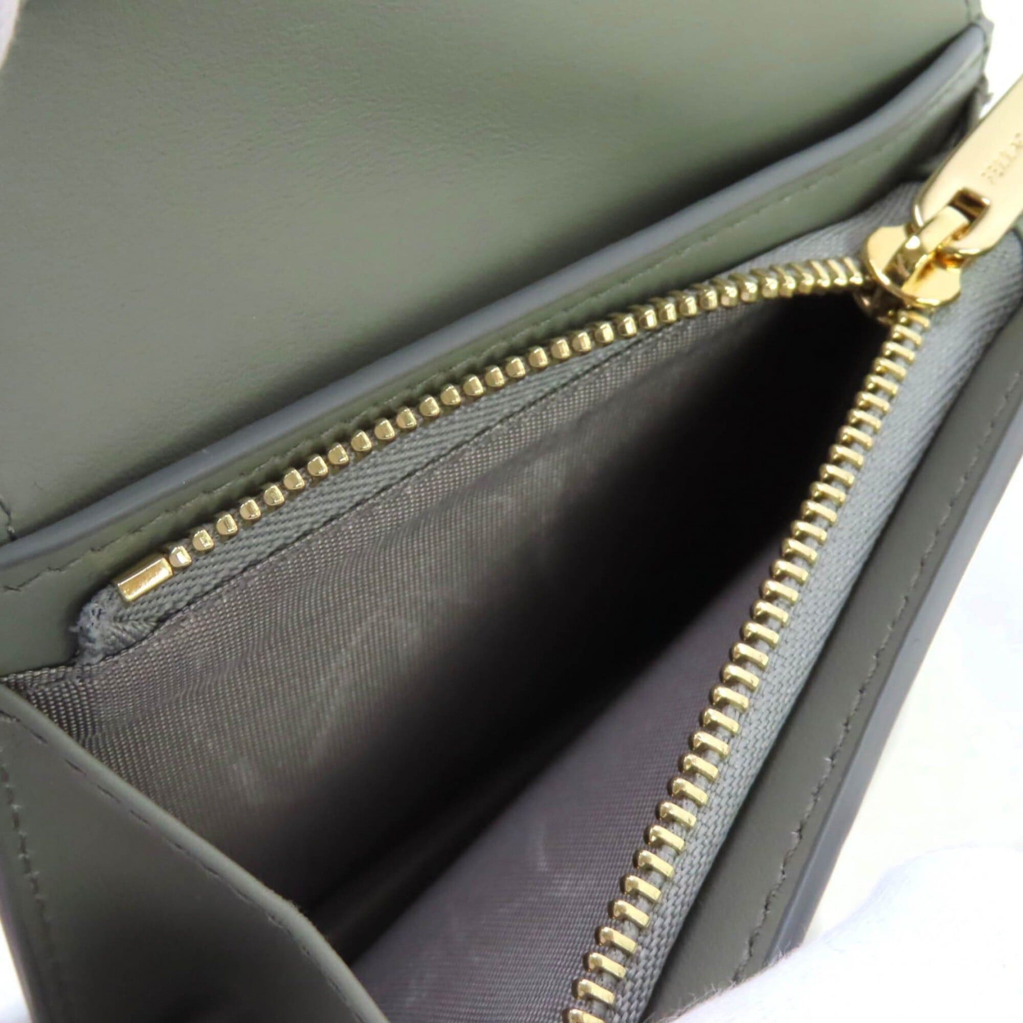 Salvatore Ferragamo Salvatore Ferragamo FERRAGAMO 0775288 Leather Compact Bi-fold Wallet with Gancini Hardware, Ash Gray, Gold Comes Box, Made in Italy, Women's Size ONE SIZE - 11 Thumbnail