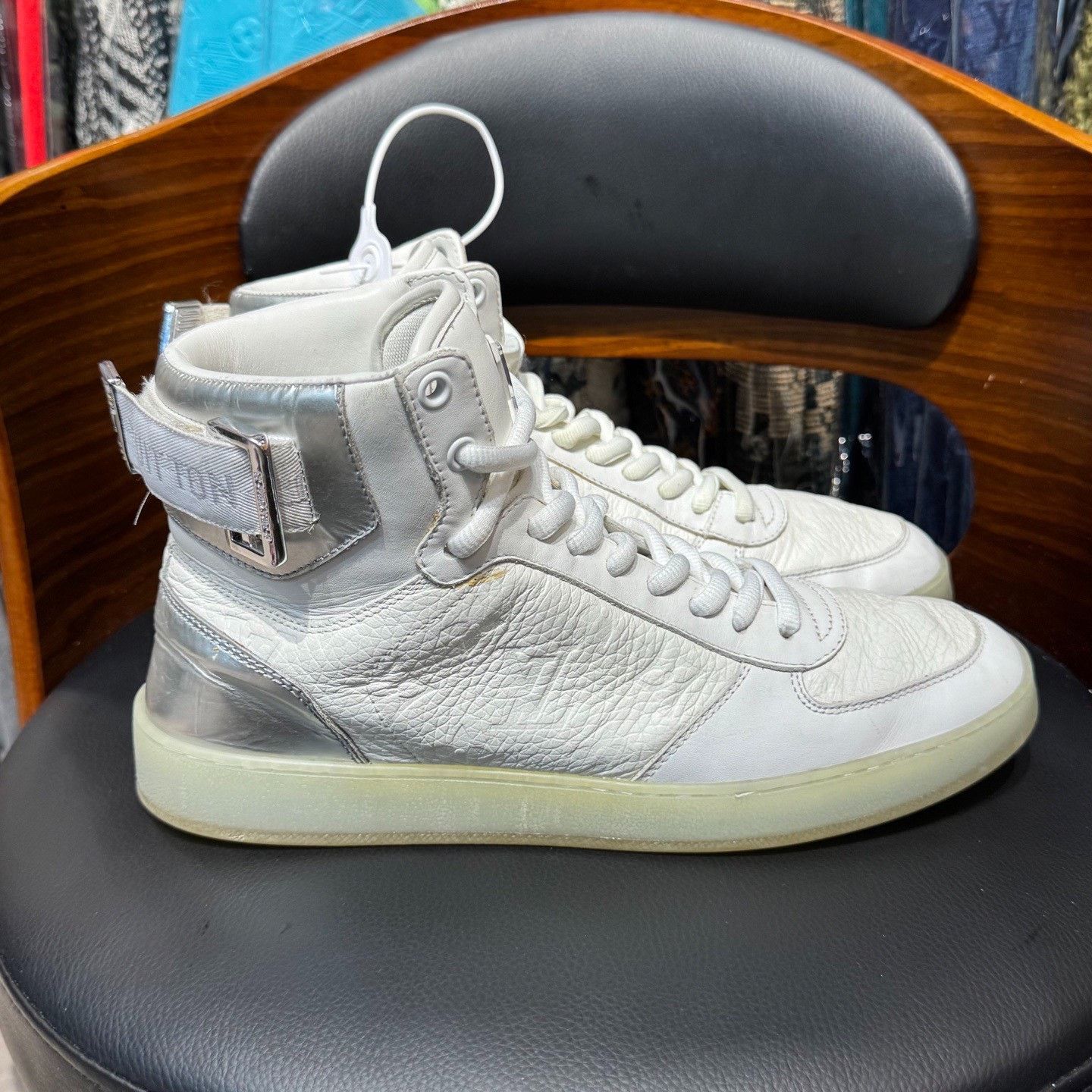 Louis Vuitton Louis Vuitton White Hitop Sneakers 5 Men Size US 5 / EU 37 - 4 Thumbnail