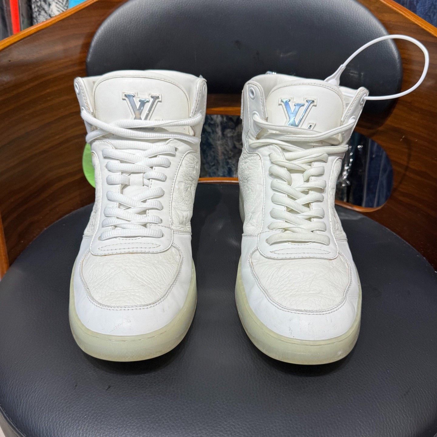 Louis Vuitton Louis Vuitton White Hitop Sneakers 5 Men Size US 5 / EU 37 - 2 Thumbnail