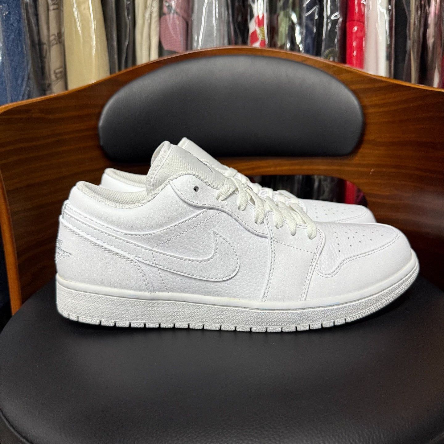 Nike Nike AJ1 White Lowtop Sneakers 7.5 Men Size US 7.5 / EU 40-41 - 4 Thumbnail