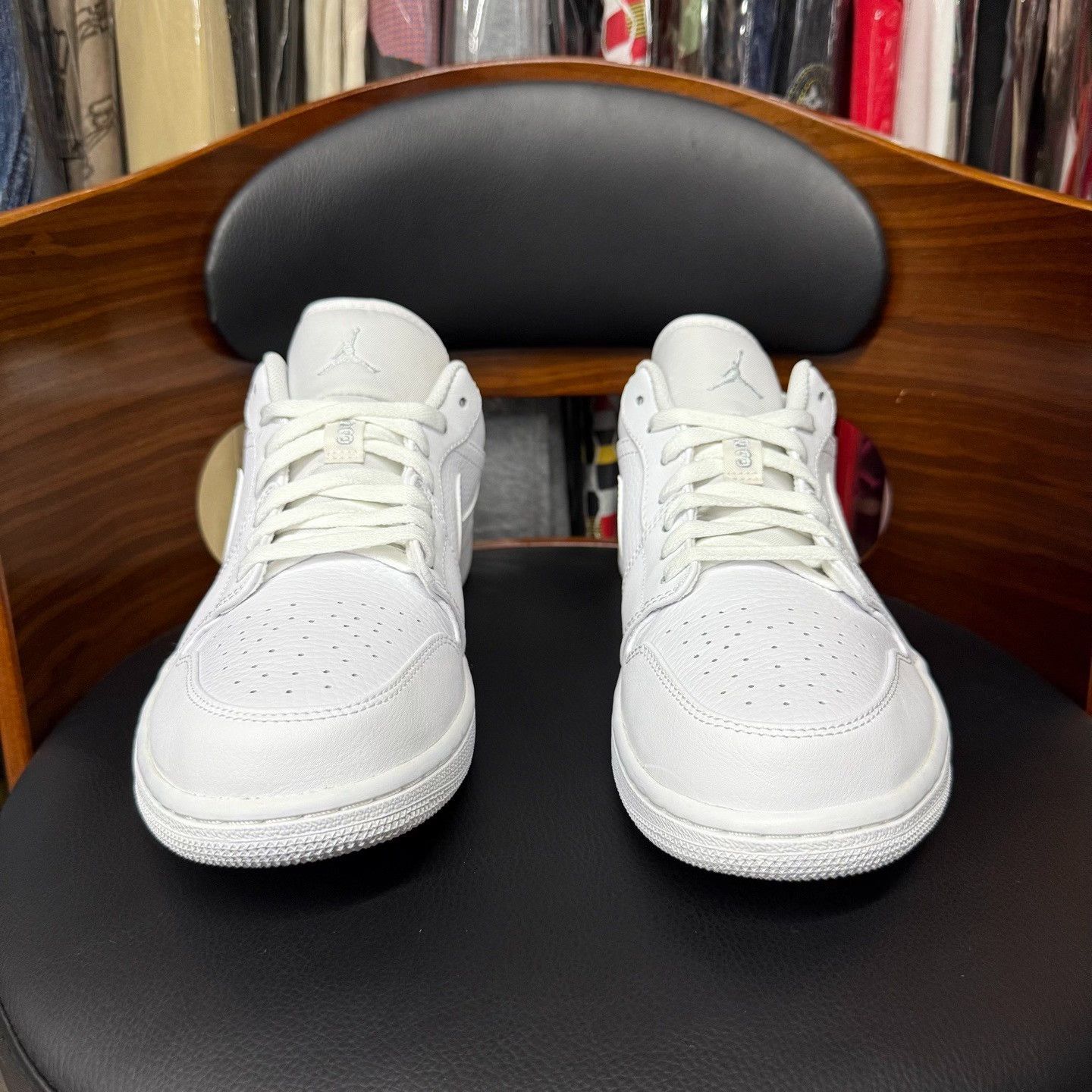 Nike Nike AJ1 White Lowtop Sneakers 7.5 Men Size US 7.5 / EU 40-41 - 2 Thumbnail