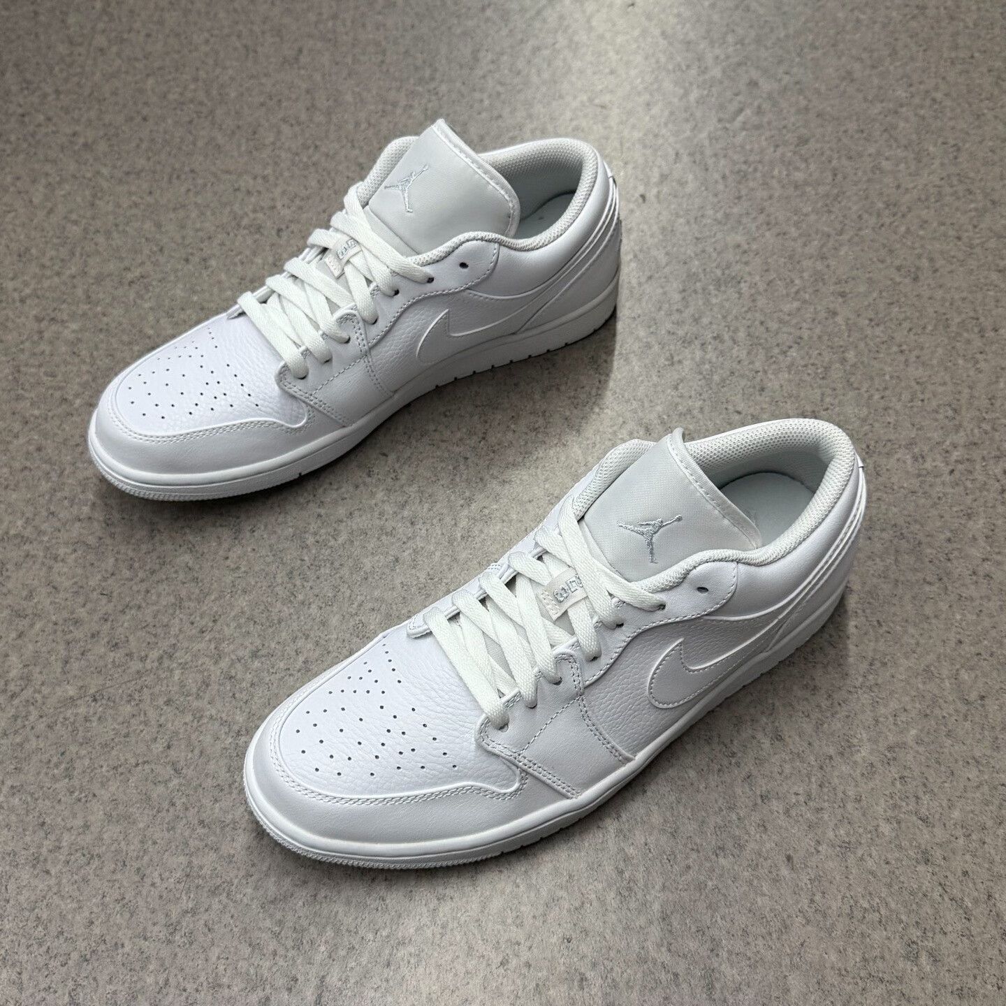 Nike Nike AJ1 White Lowtop Sneakers 7.5 Men Size US 7.5 / EU 40-41 - 5 Thumbnail