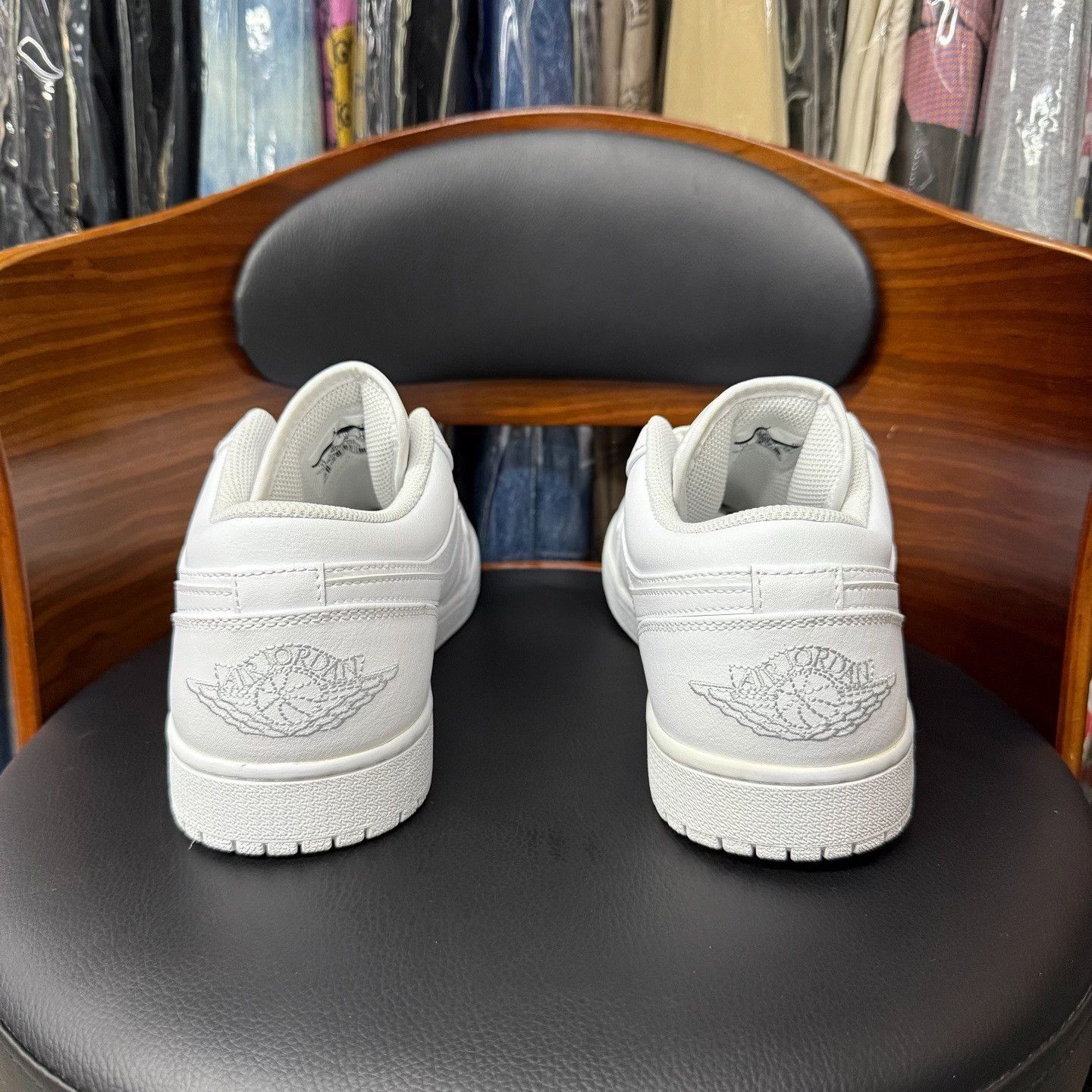 Nike Nike AJ1 White Lowtop Sneakers 7.5 Men Size US 7.5 / EU 40-41 - 3 Thumbnail