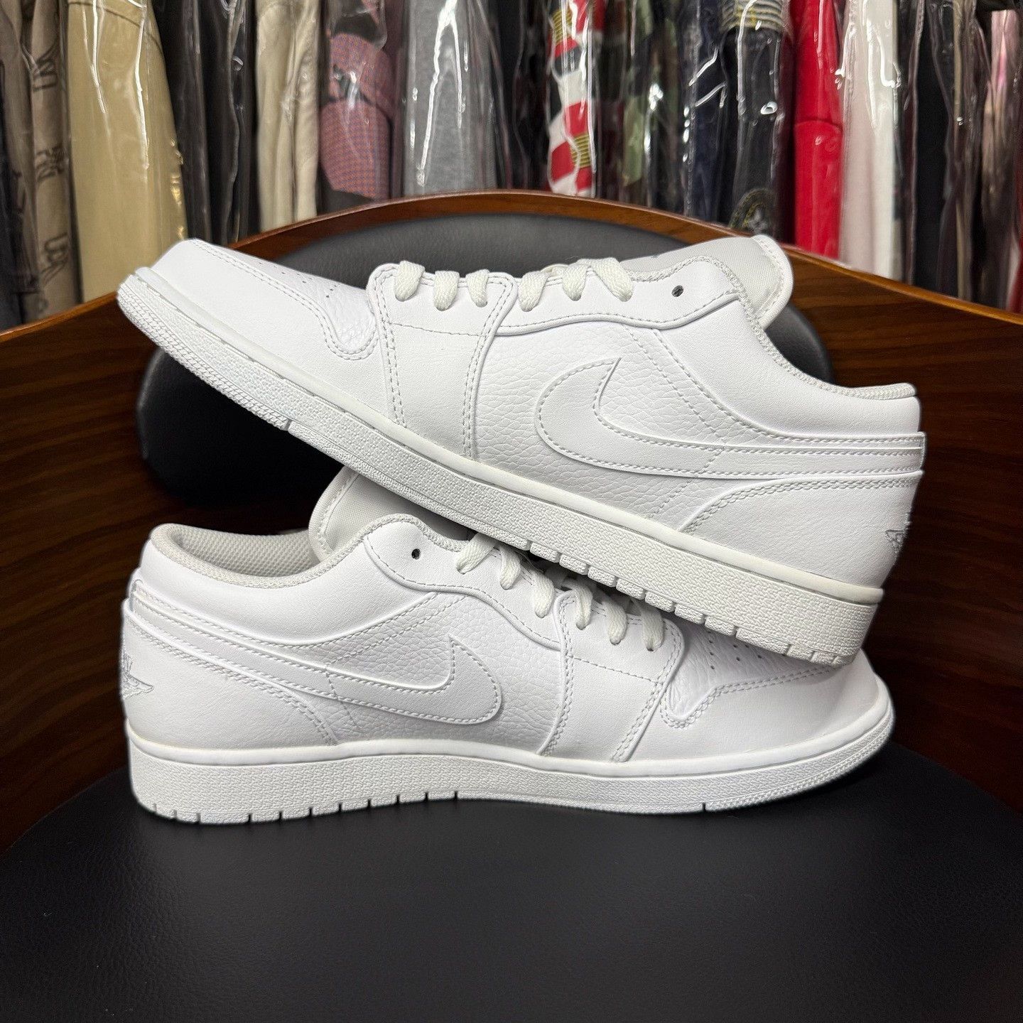 Nike Nike AJ1 White Lowtop Sneakers 7.5 Men Size US 7.5 / EU 40-41 - 7 Thumbnail