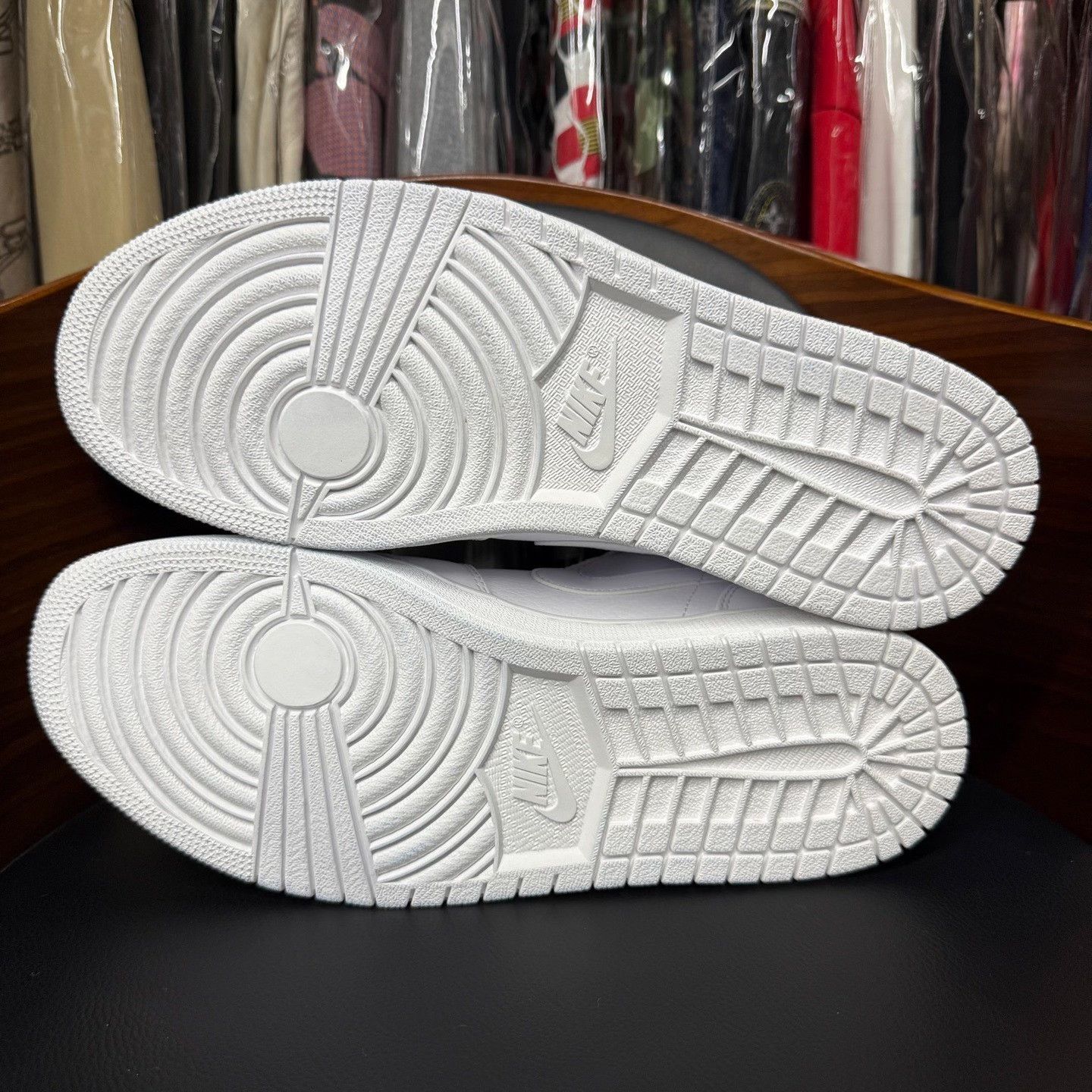 Nike Nike AJ1 White Lowtop Sneakers 7.5 Men Size US 7.5 / EU 40-41 - 8 Thumbnail