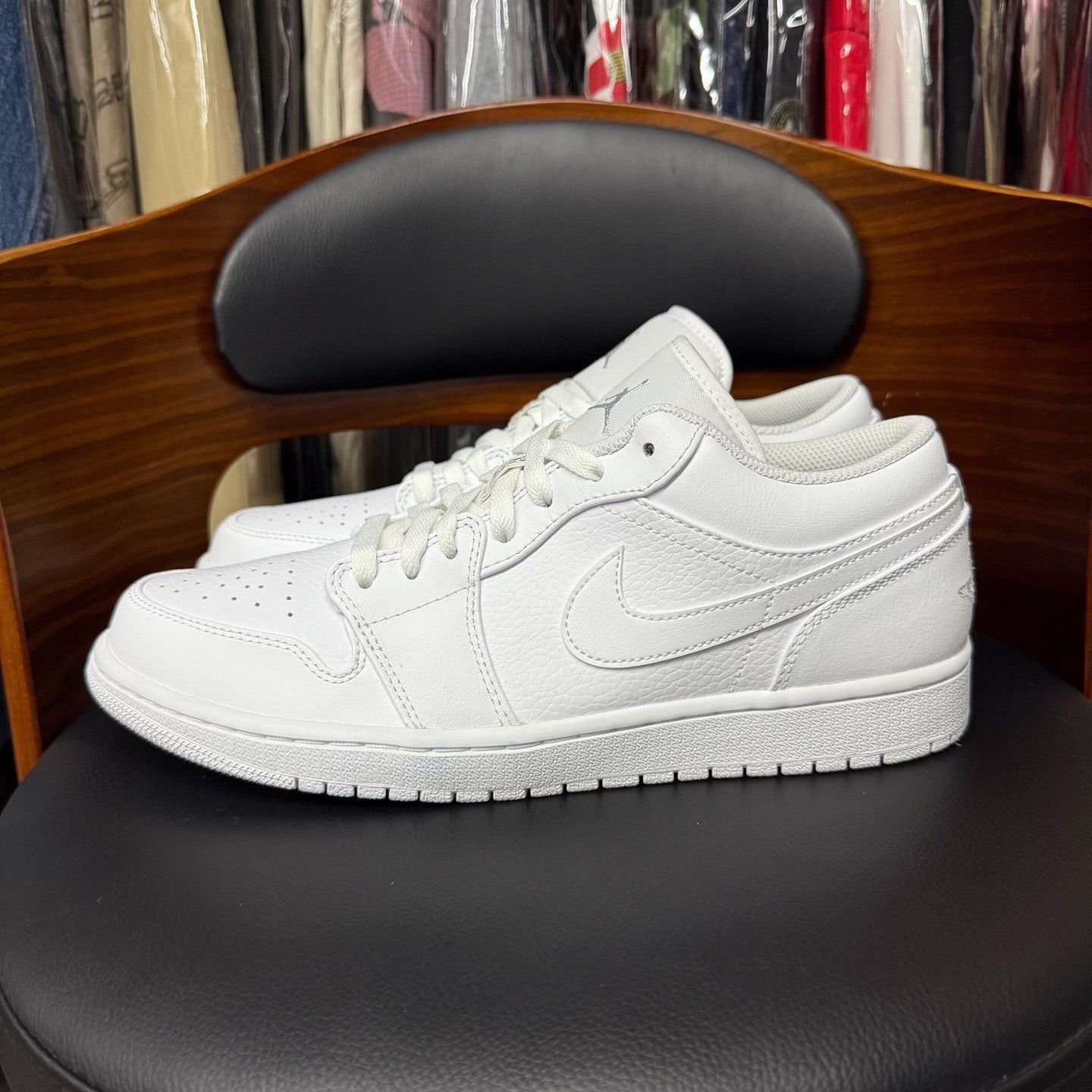 Nike Nike AJ1 White Lowtop Sneakers 7.5 Men Size US 7.5 / EU 40-41 - 6 Thumbnail