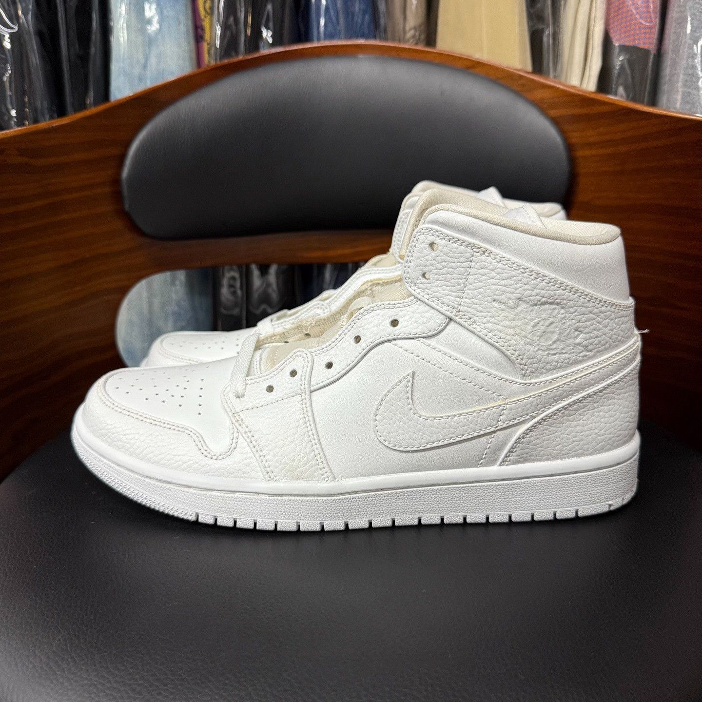 Nike Nike AJ1 White Lowtop Sneakers 7.5 Men Size US 7.5 / EU 40-41 - 6 Thumbnail