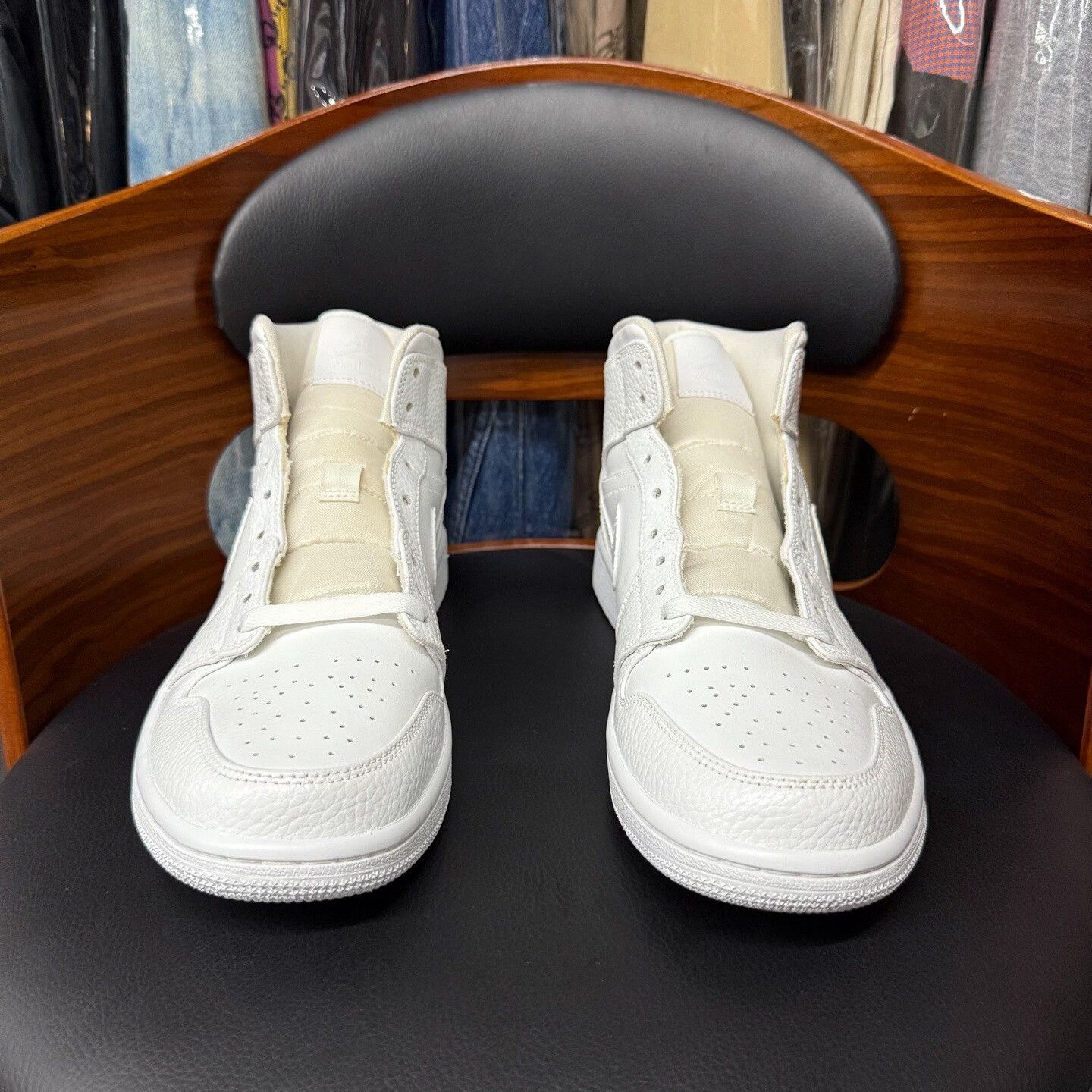 Nike Nike AJ1 White Lowtop Sneakers 7.5 Men Size US 7.5 / EU 40-41 - 2 Thumbnail