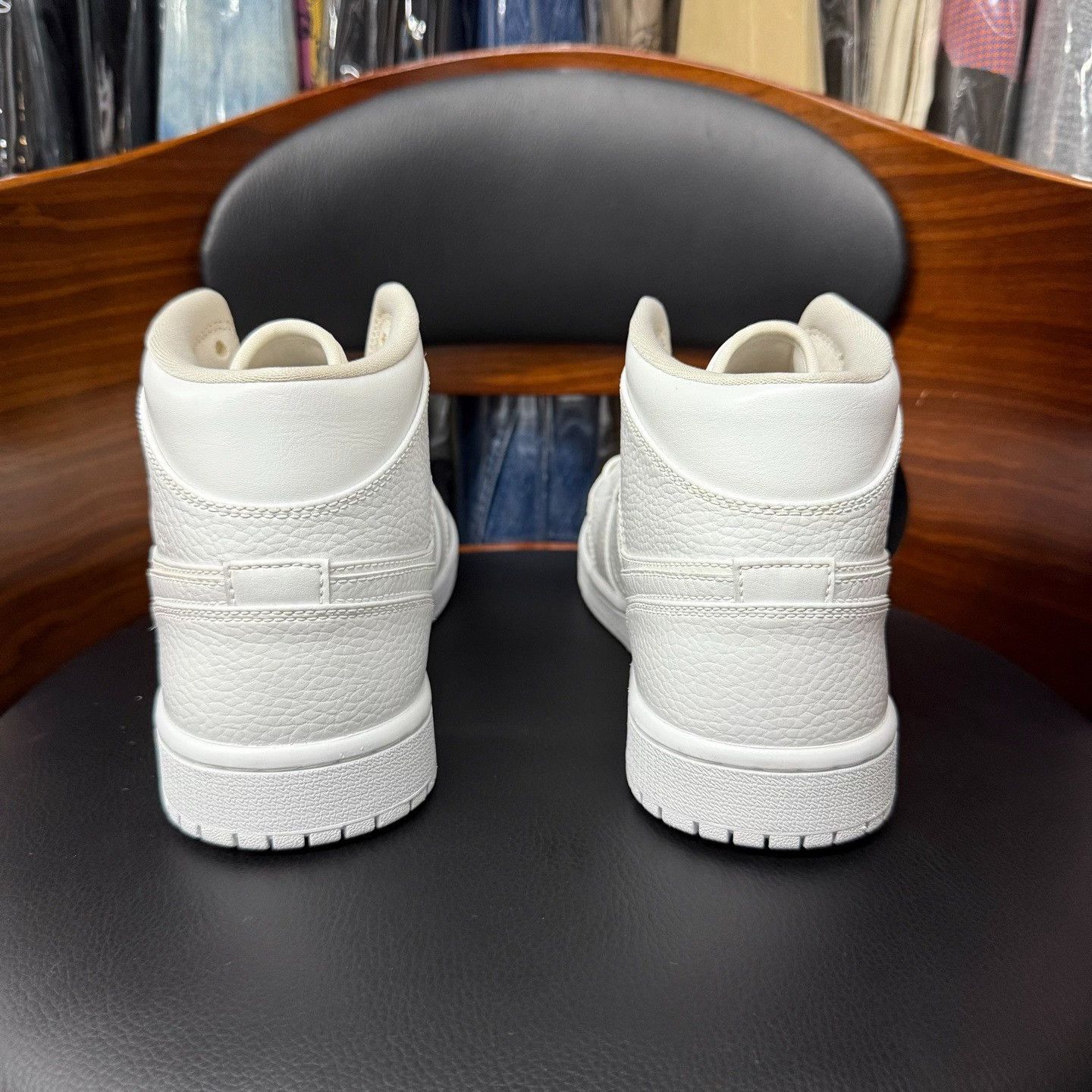 Nike Nike AJ1 White Lowtop Sneakers 7.5 Men Size US 7.5 / EU 40-41 - 3 Thumbnail