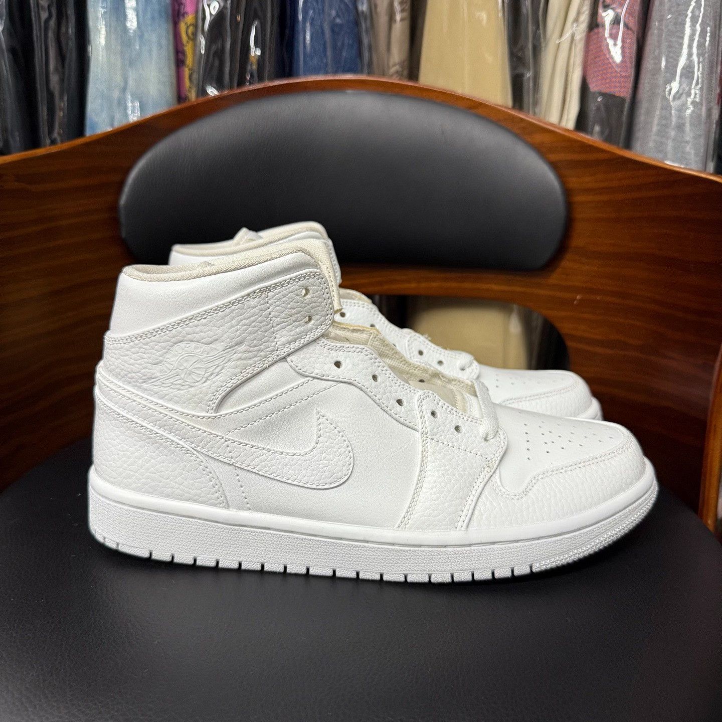 Nike Nike AJ1 White Lowtop Sneakers 7.5 Men Size US 7.5 / EU 40-41 - 4 Thumbnail