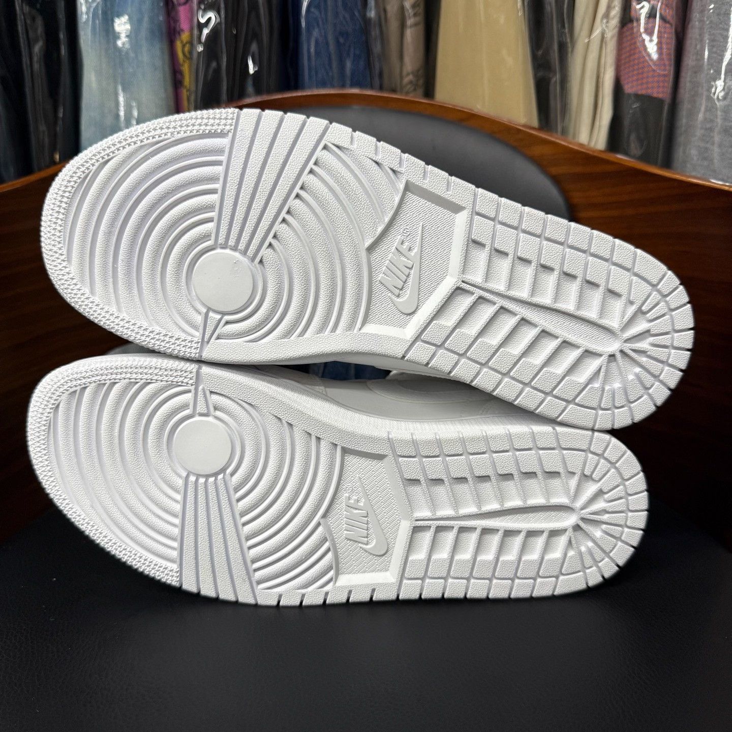 Nike Nike AJ1 White Lowtop Sneakers 7.5 Men Size US 7.5 / EU 40-41 - 8 Thumbnail